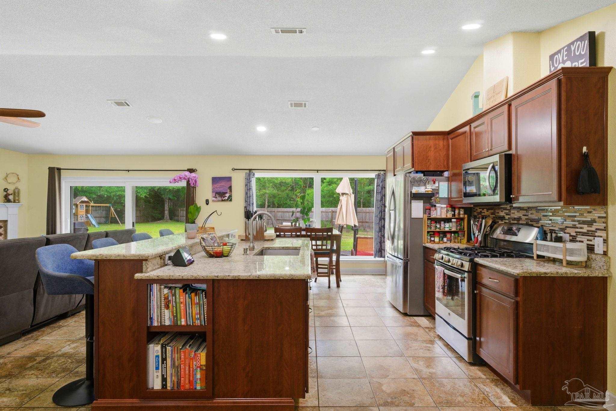 952 Lake Aire Dr