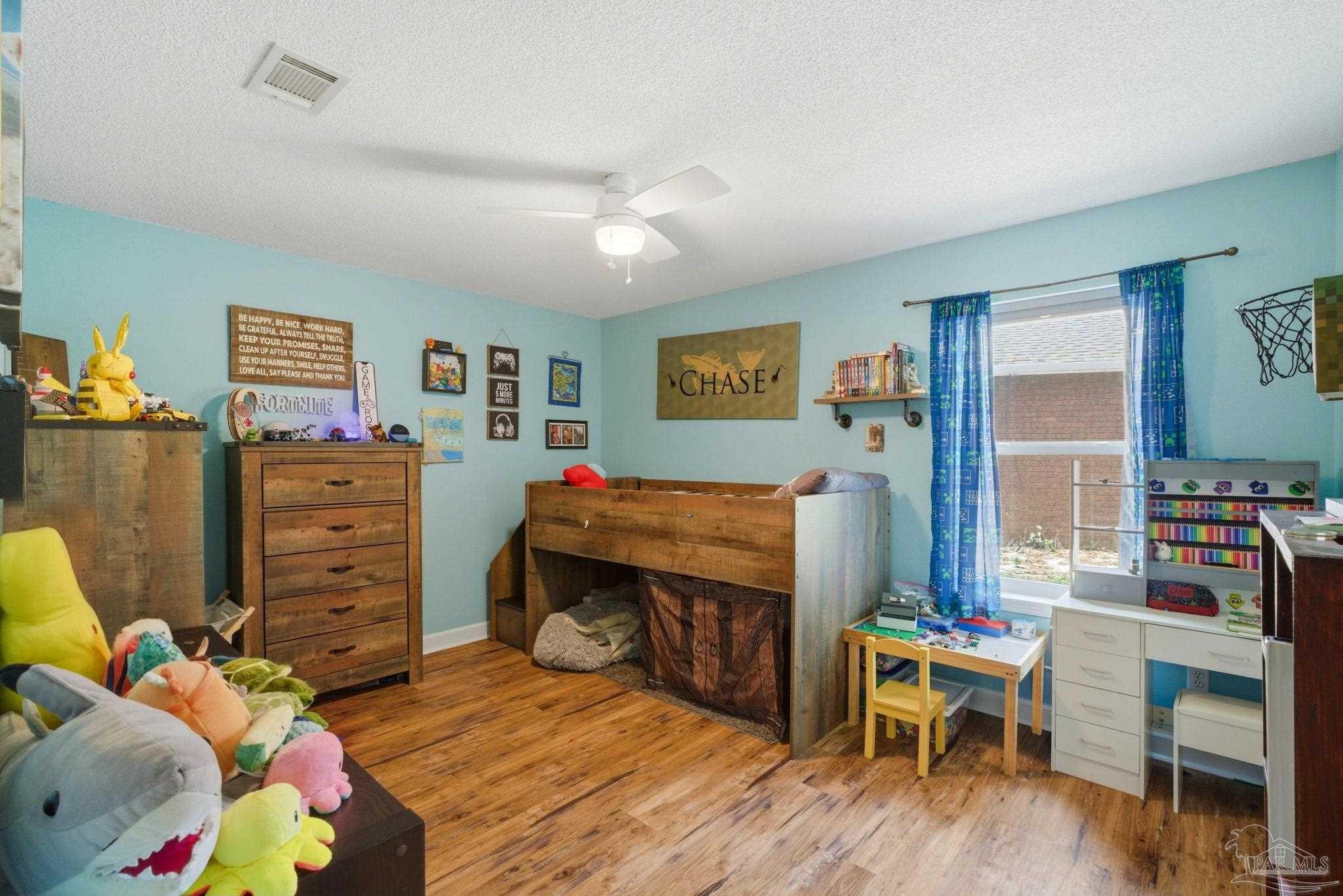 952 Lake Aire Dr