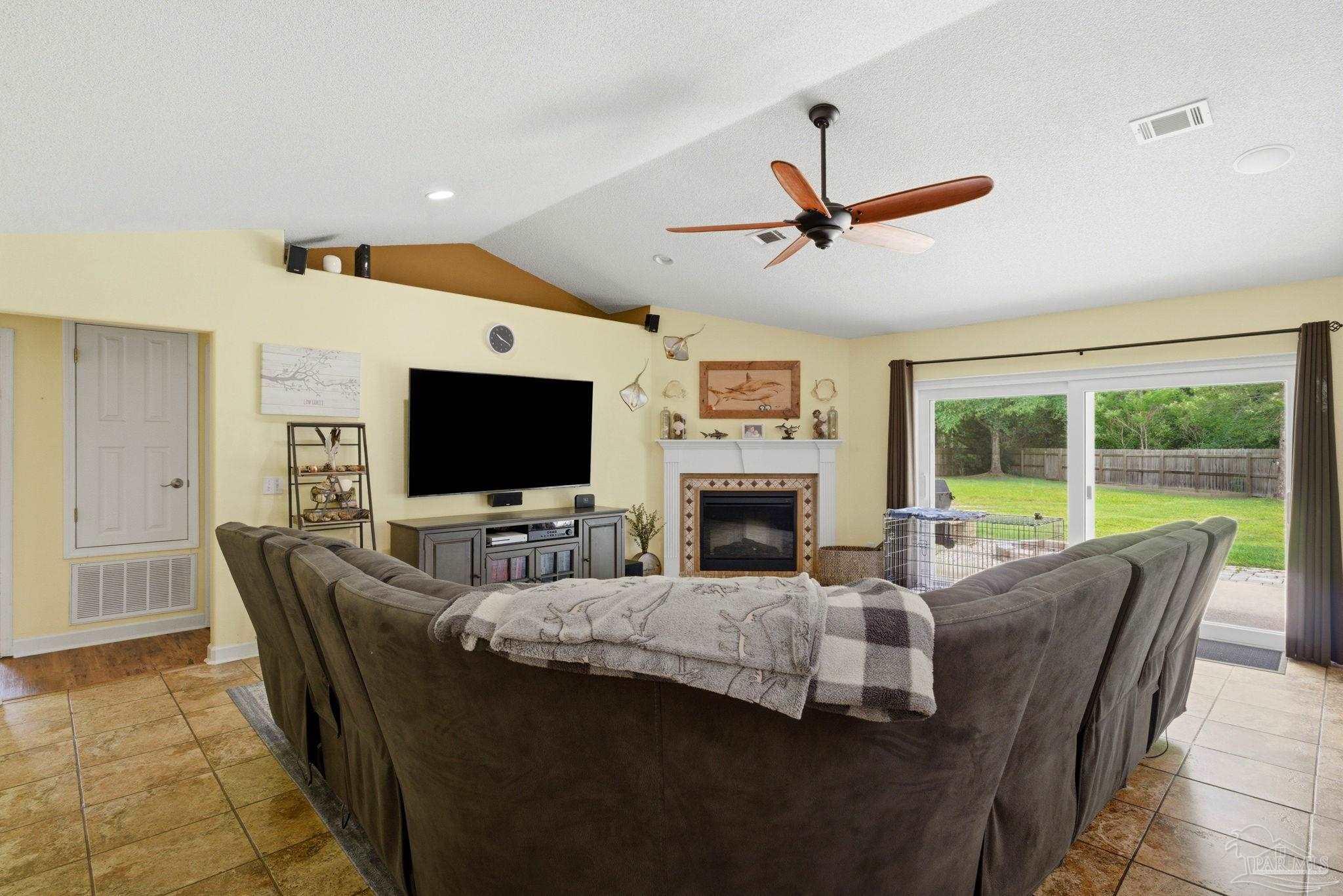 952 Lake Aire Dr