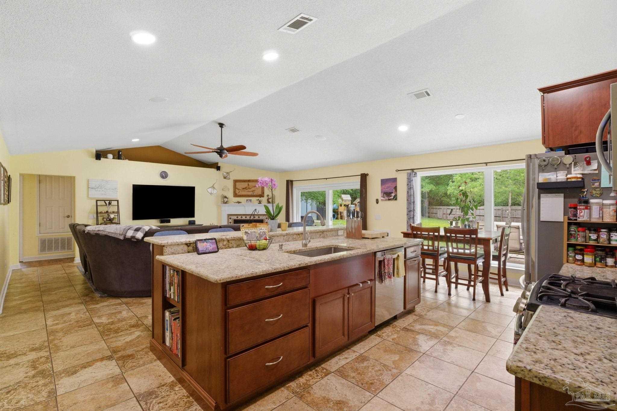 952 Lake Aire Dr