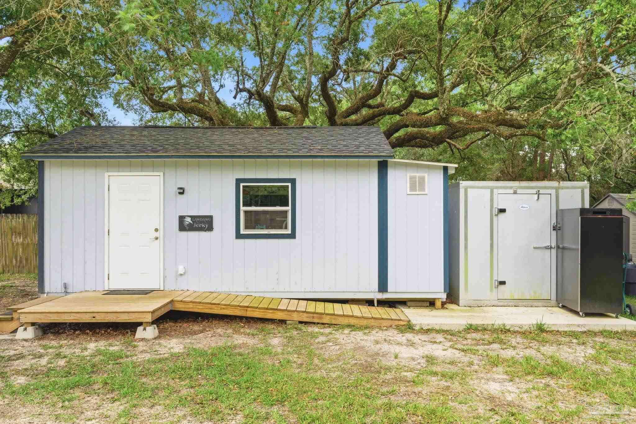 952 Lake Aire Dr