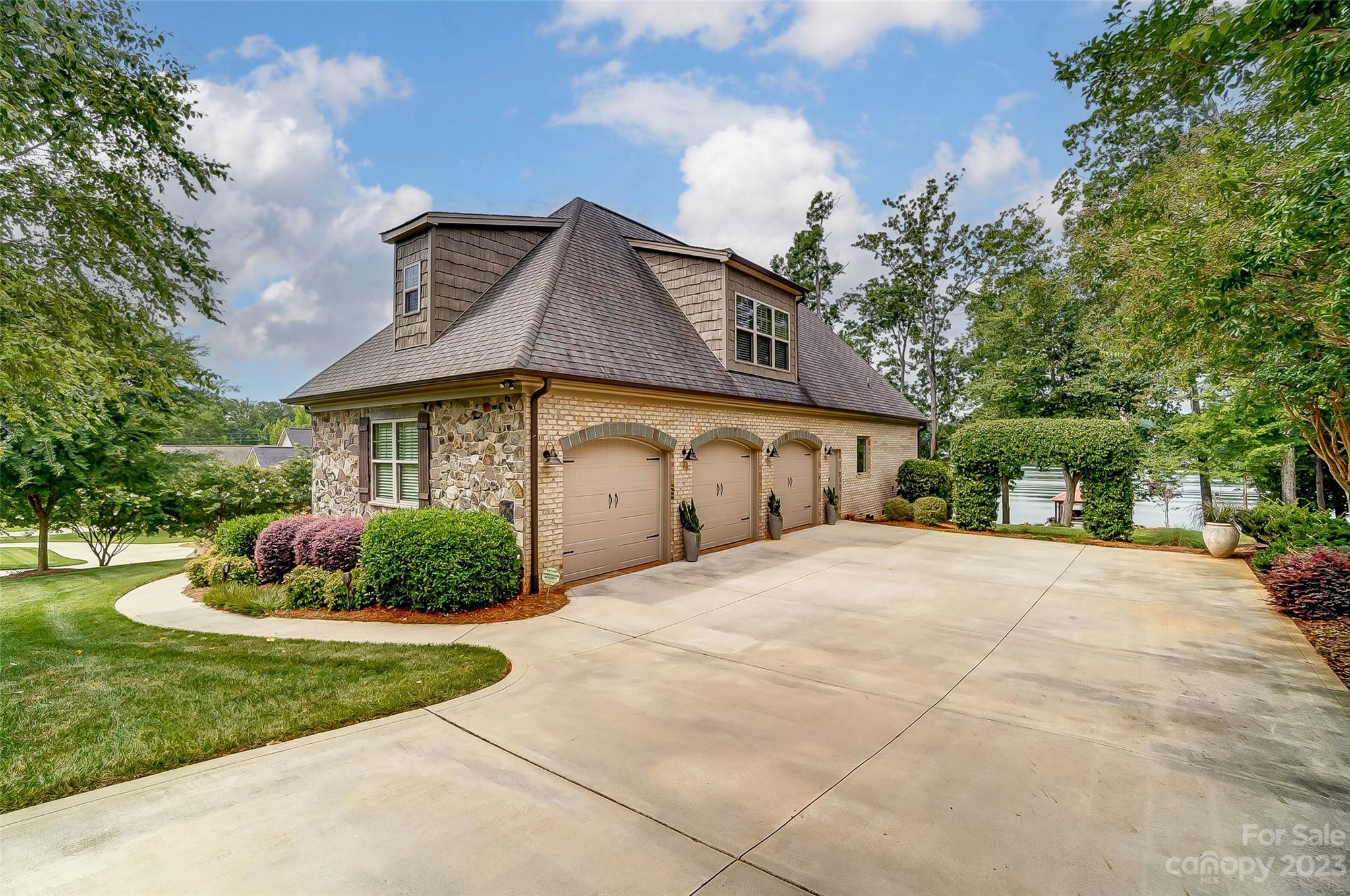 1009 Peninsula Drive