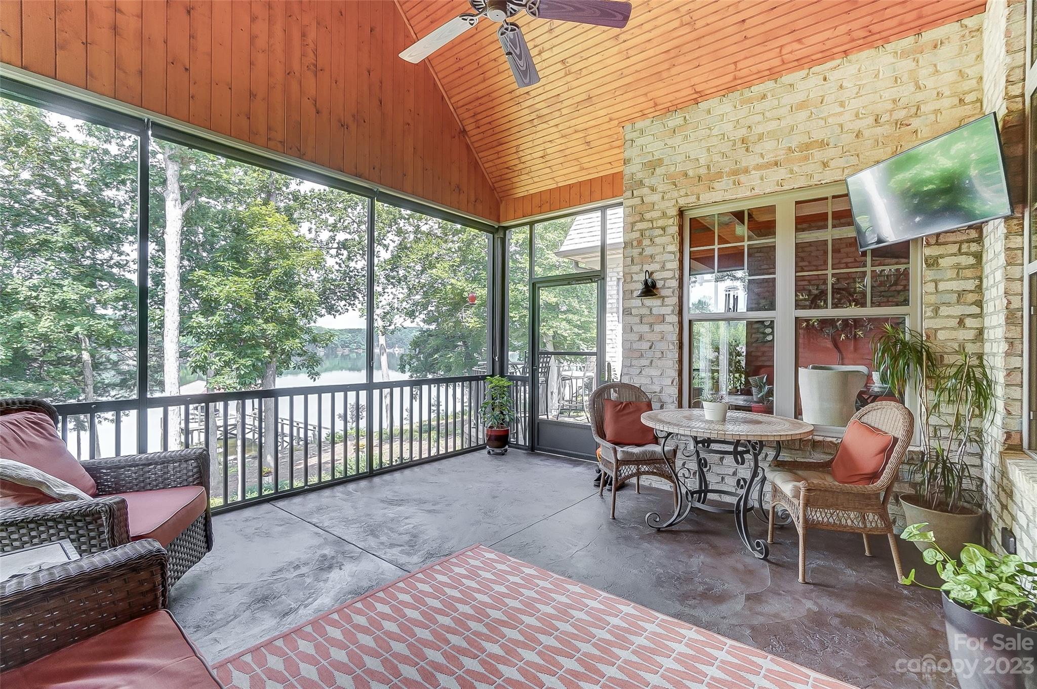 1009 Peninsula Drive