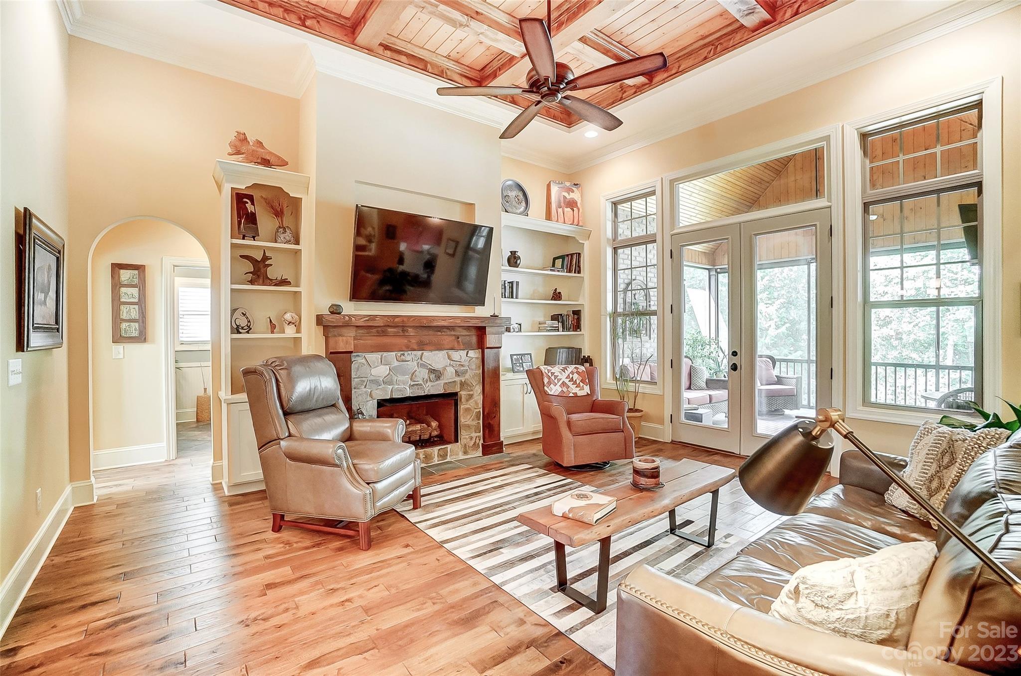 1009 Peninsula Drive