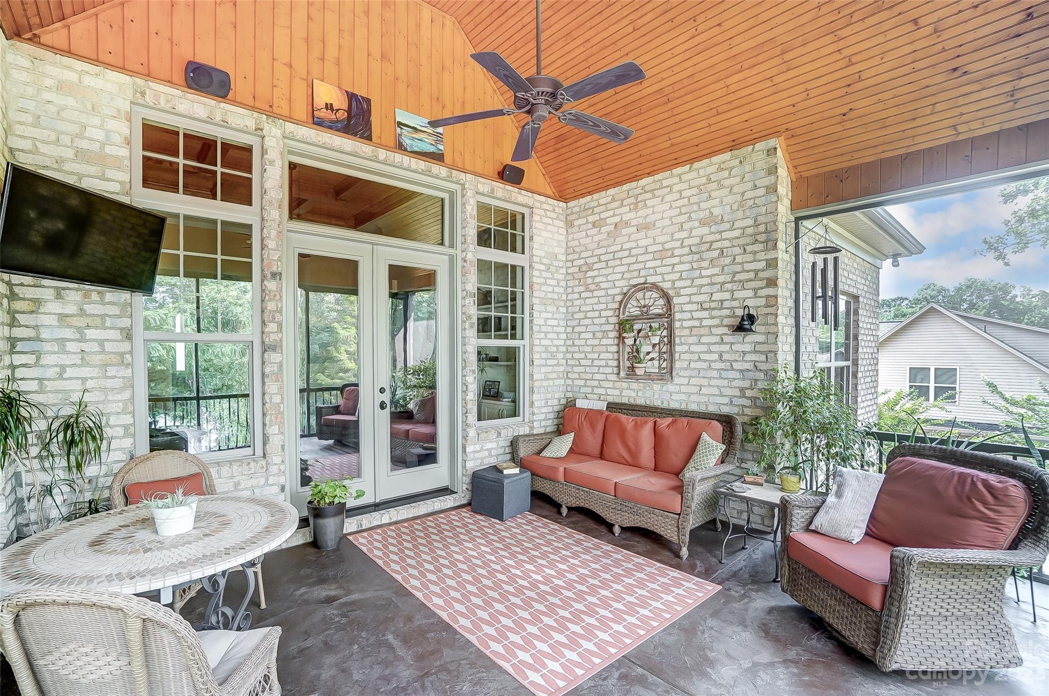 1009 Peninsula Drive