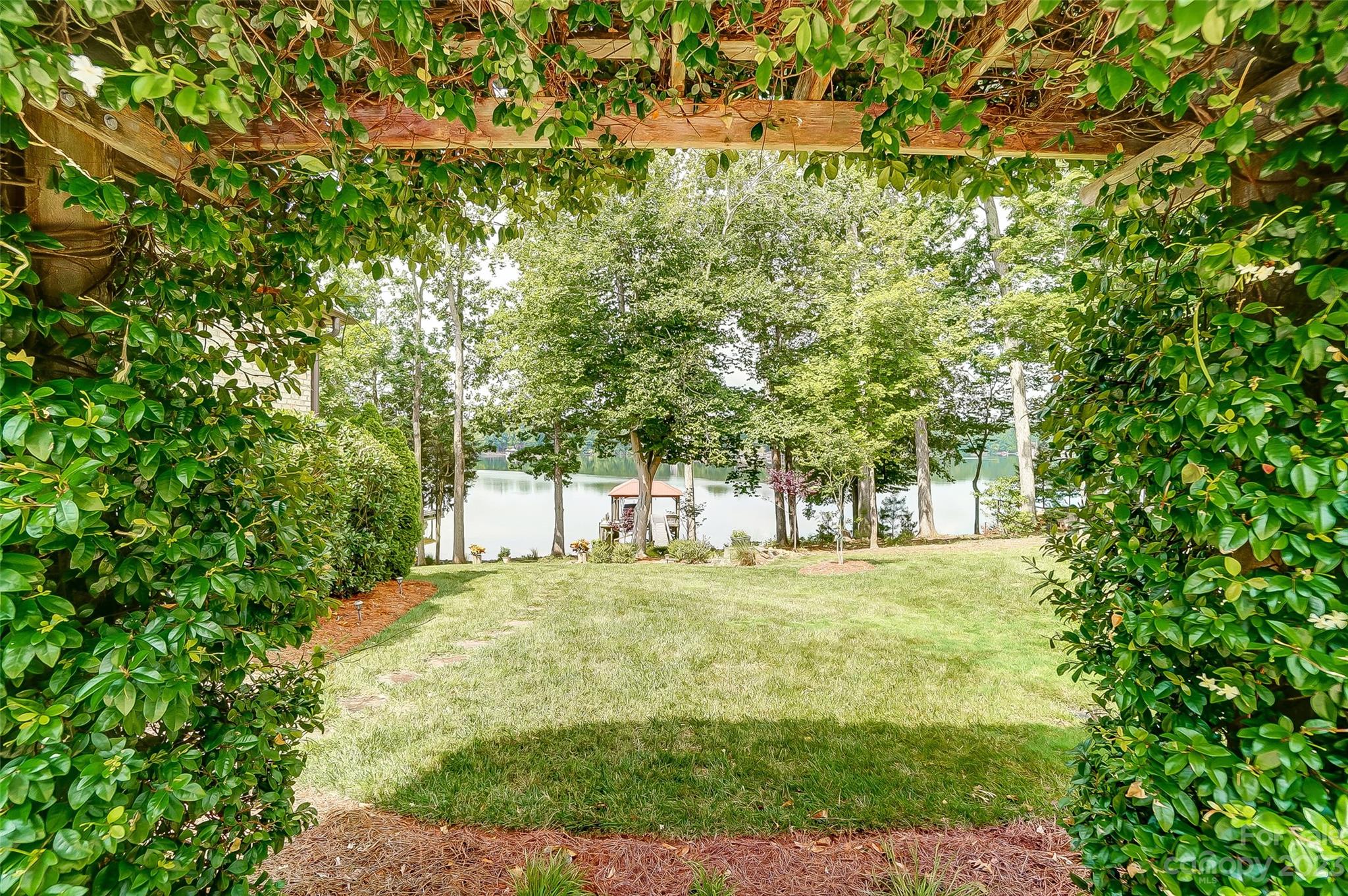 1009 Peninsula Drive