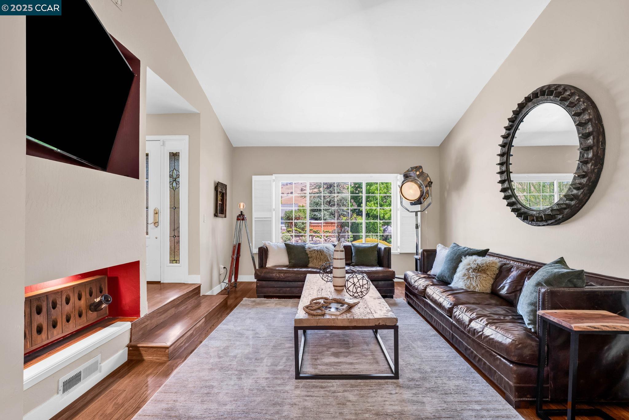 33 El Molino Dr