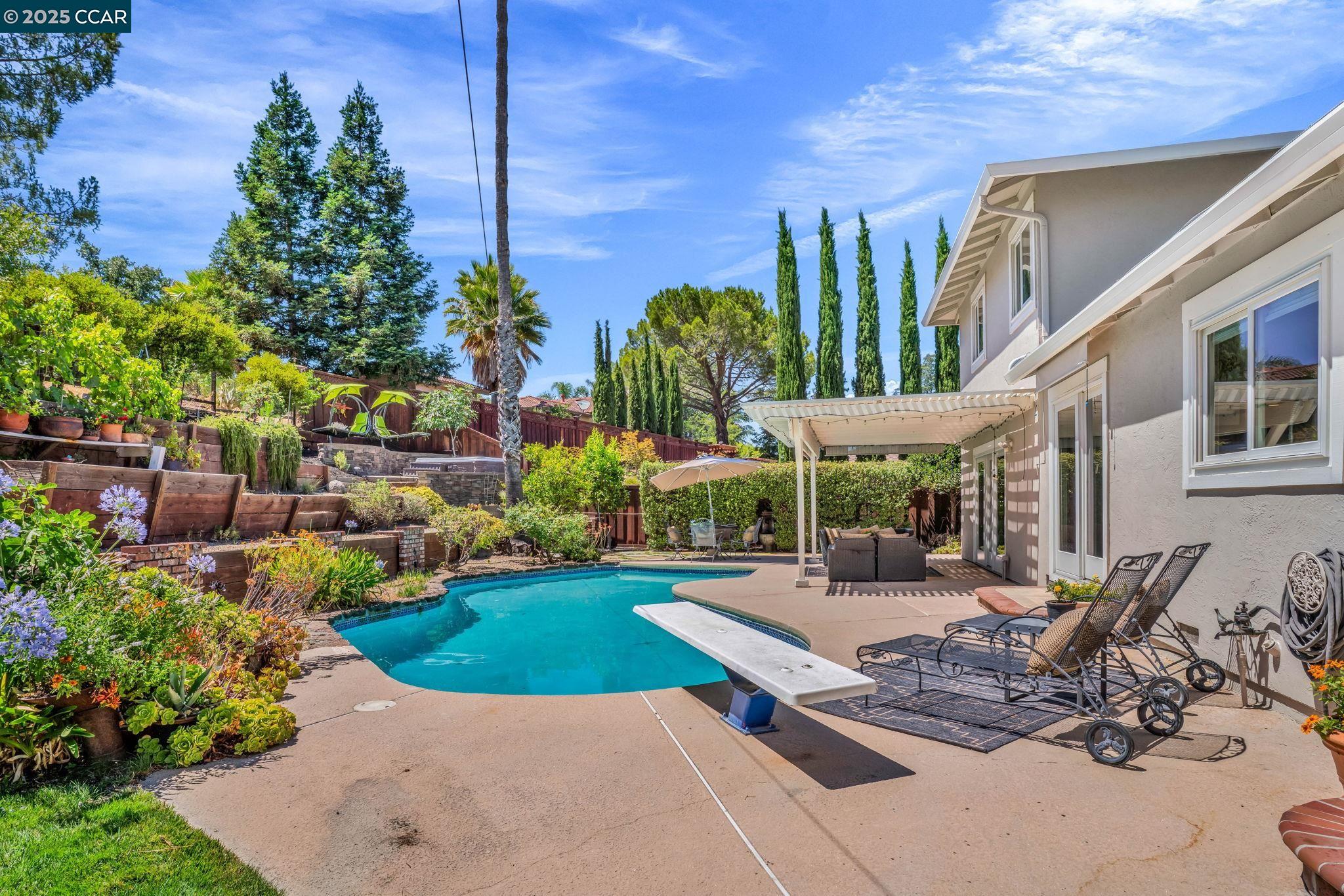 33 El Molino Dr