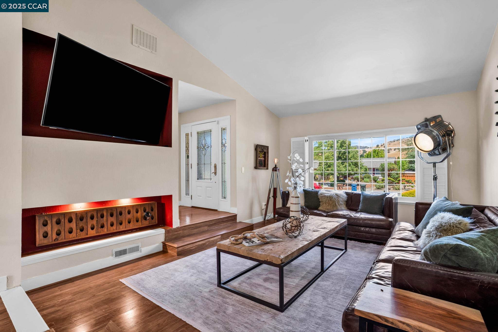 33 El Molino Dr
