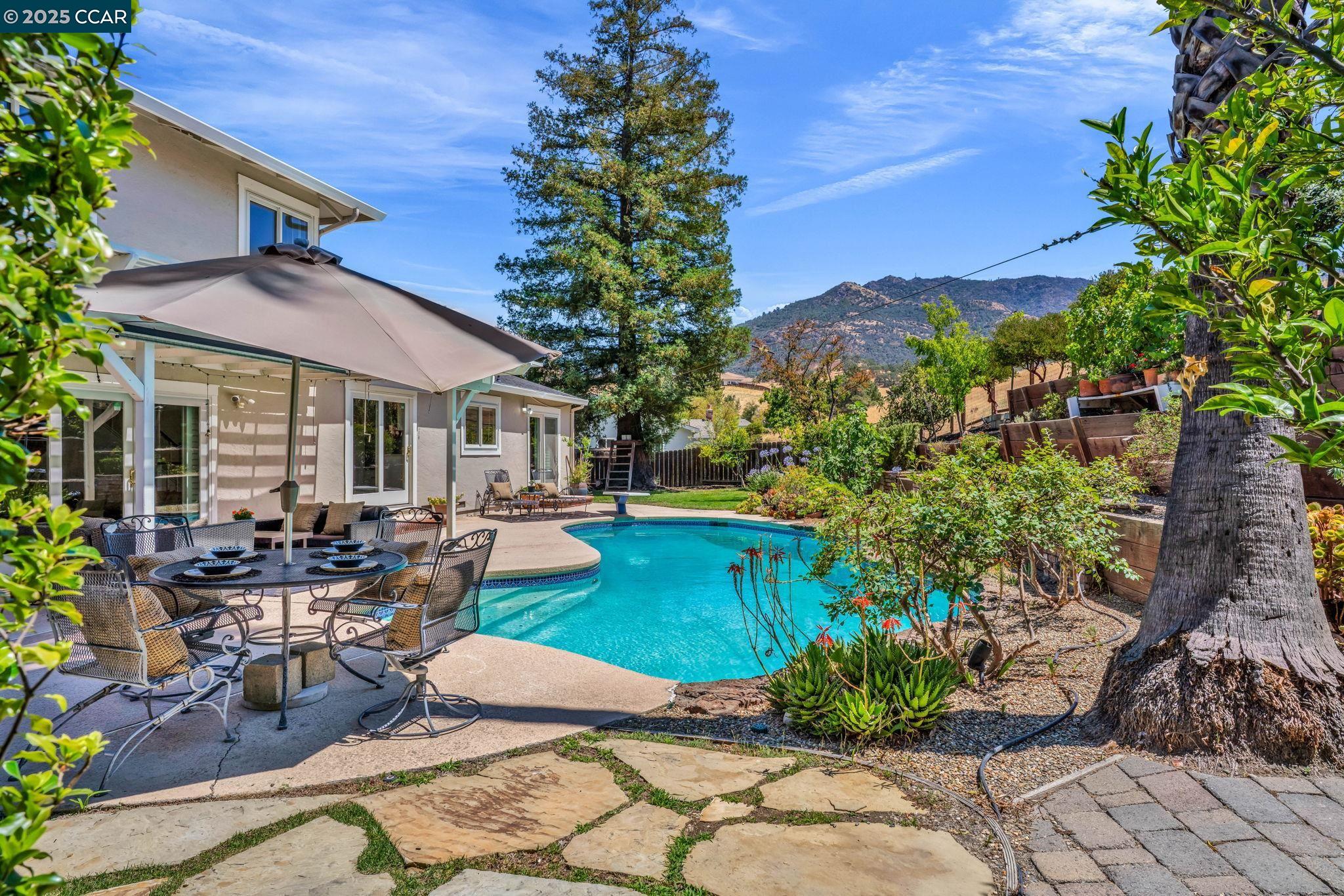 33 El Molino Dr