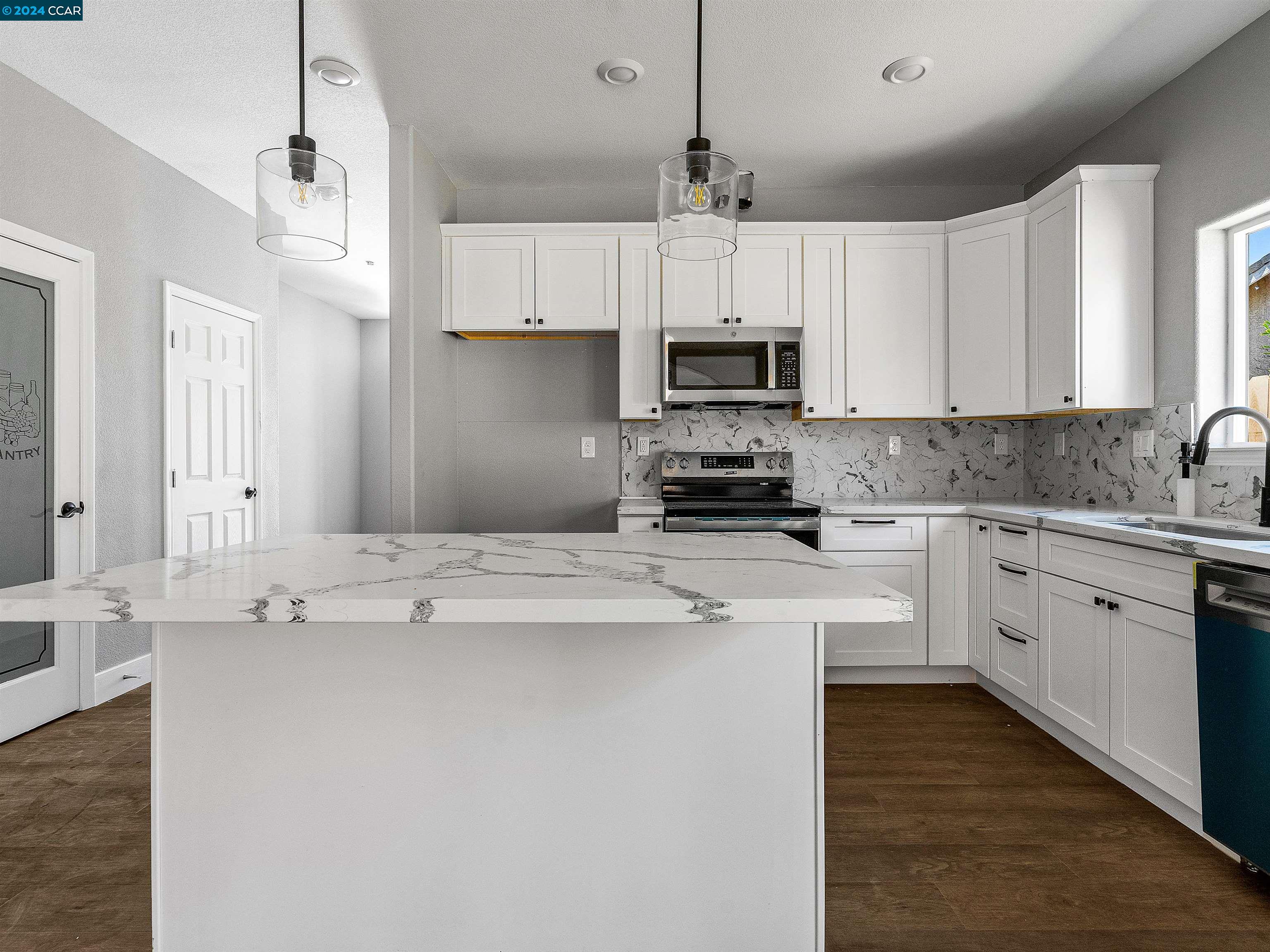 1147 Martinson Dr
