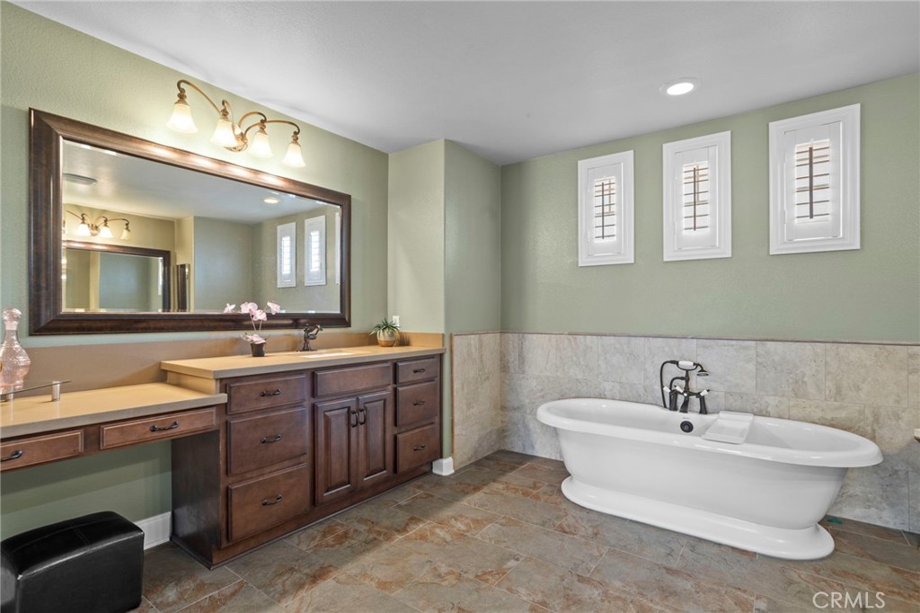 685 White Mountain Cir
