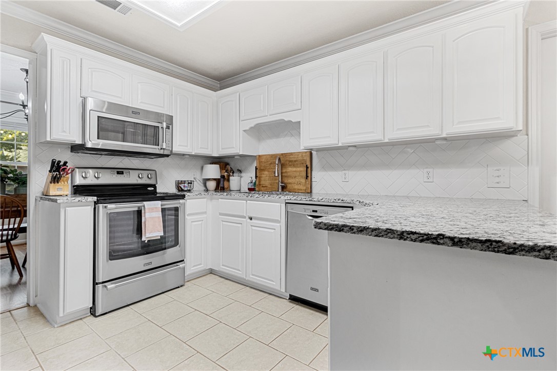 809 Cedar Oaks Lane