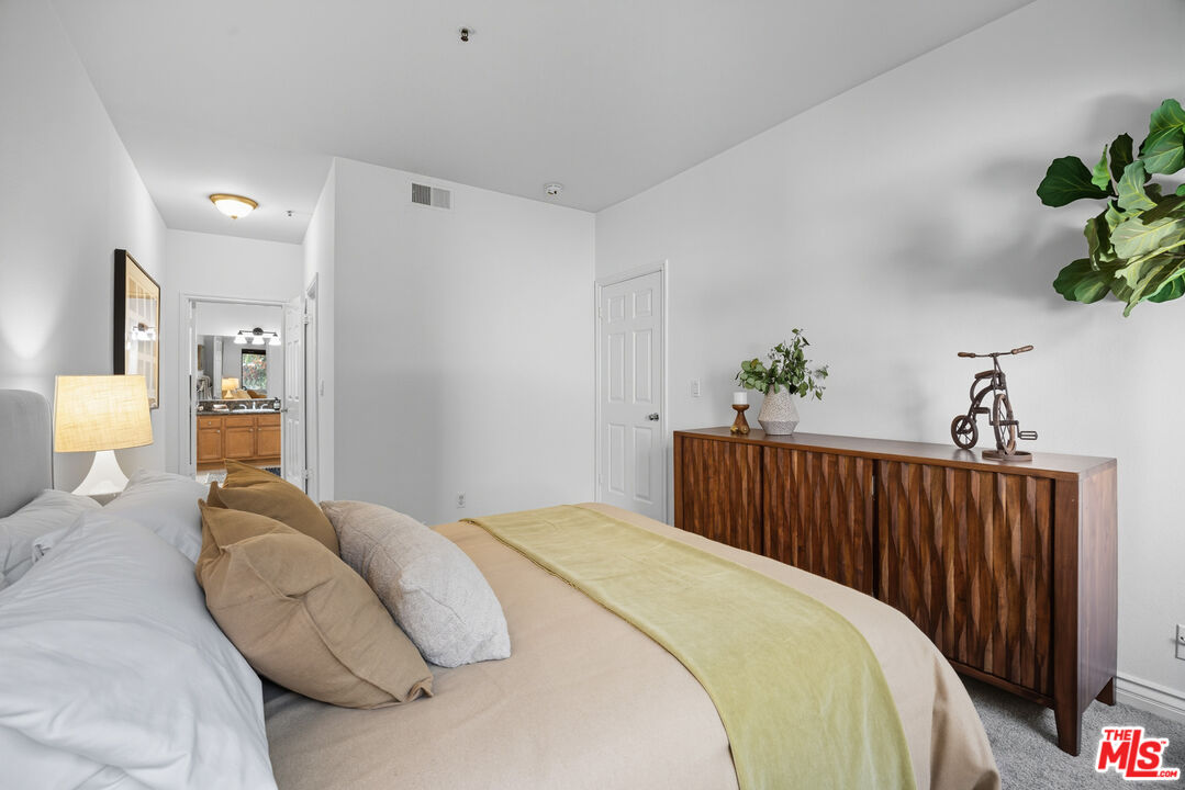 501 E Del Mar Blvd Unit: 206