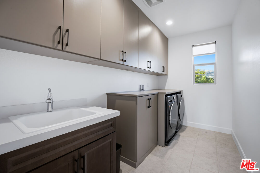 11728 Canoga Ave