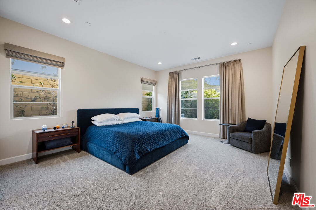11728 Canoga Ave