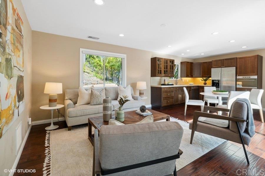 2152 Avenida Toronja