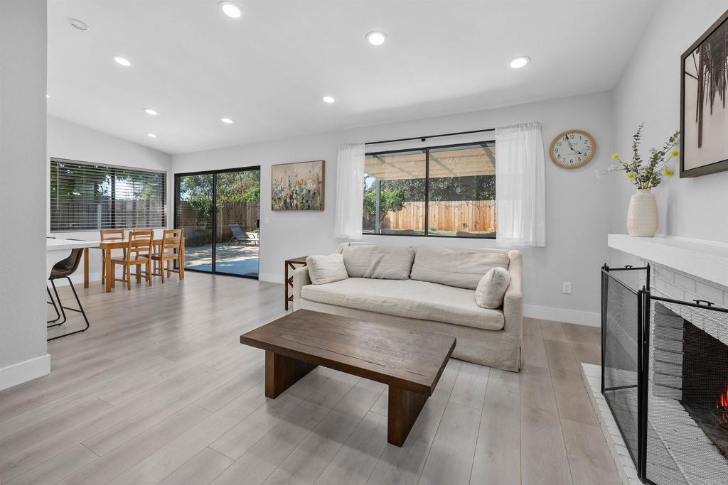 1556 Whispering Palm