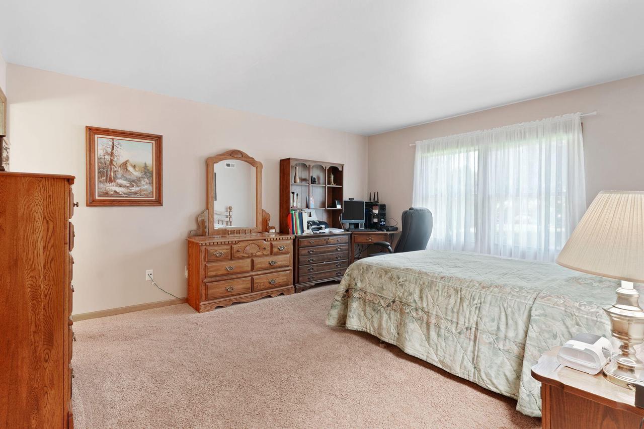 934 Crestwood DRIVE