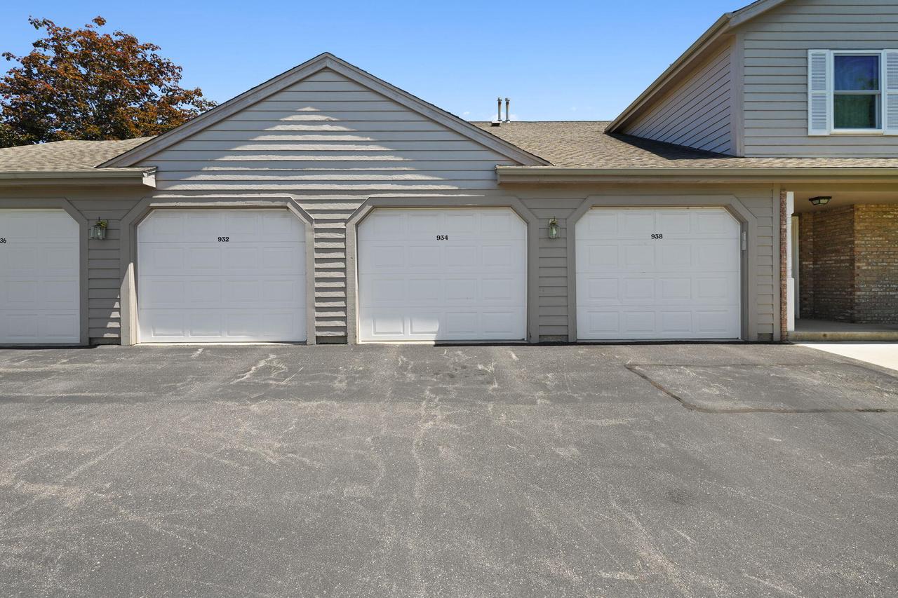 934 Crestwood DRIVE