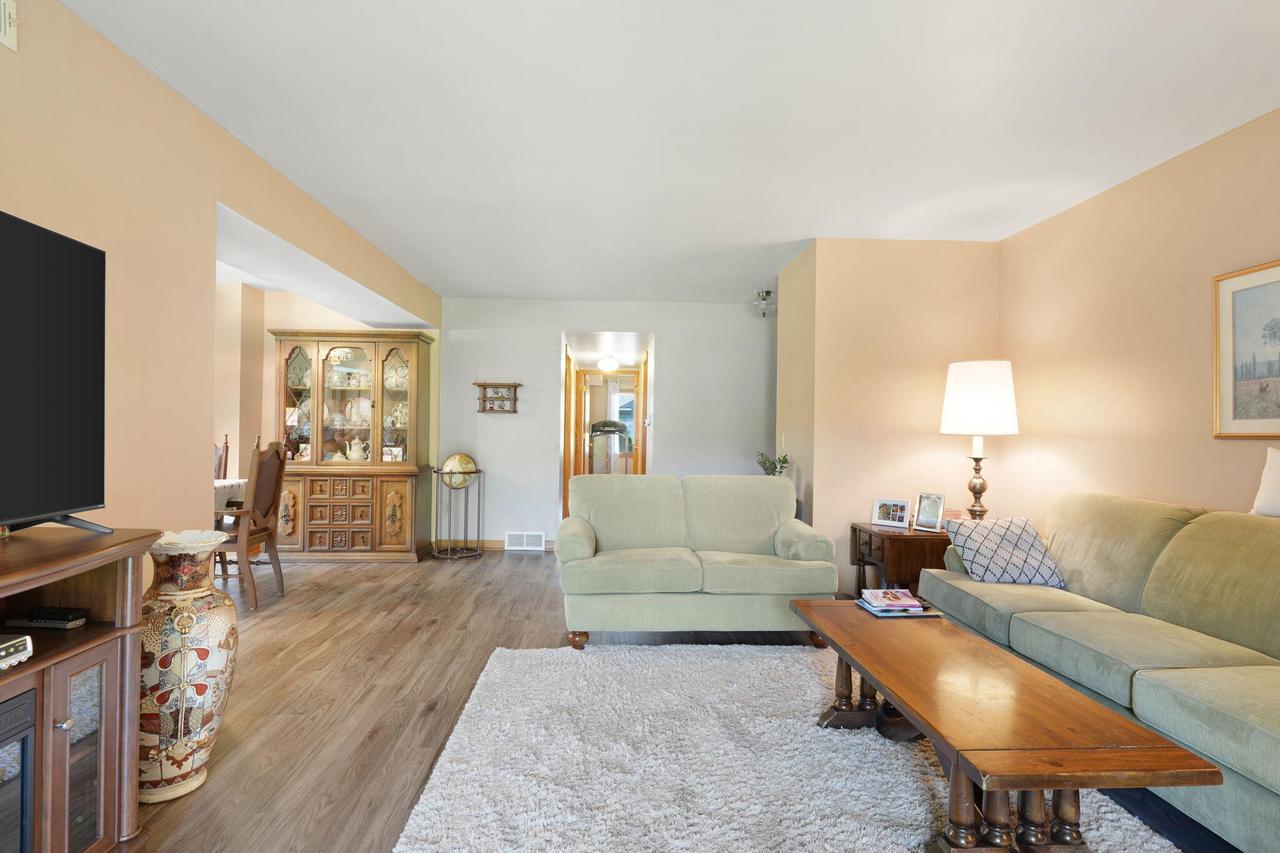 934 Crestwood DRIVE
