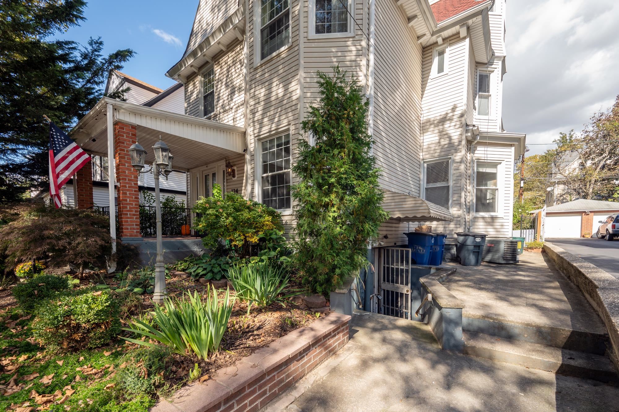 124 BENTLEY AVE Unit: 1