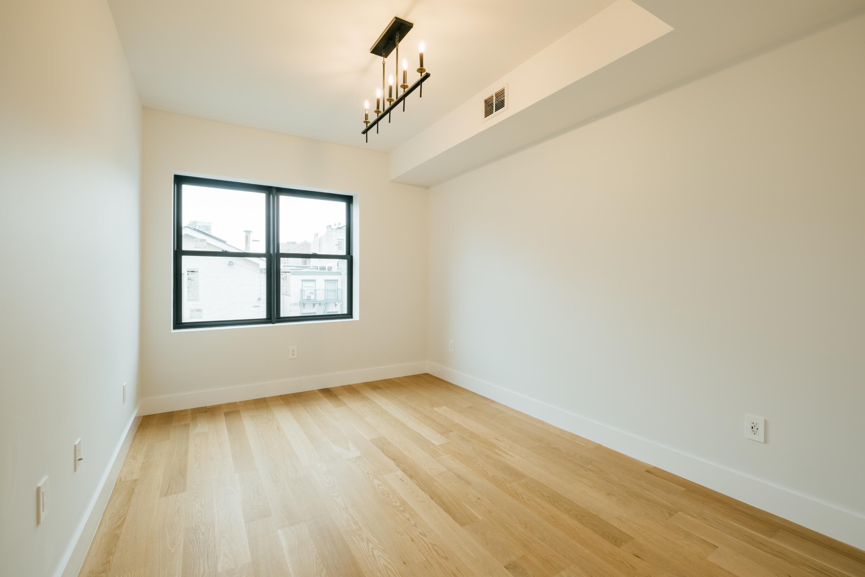 211 5TH ST Unit: 4