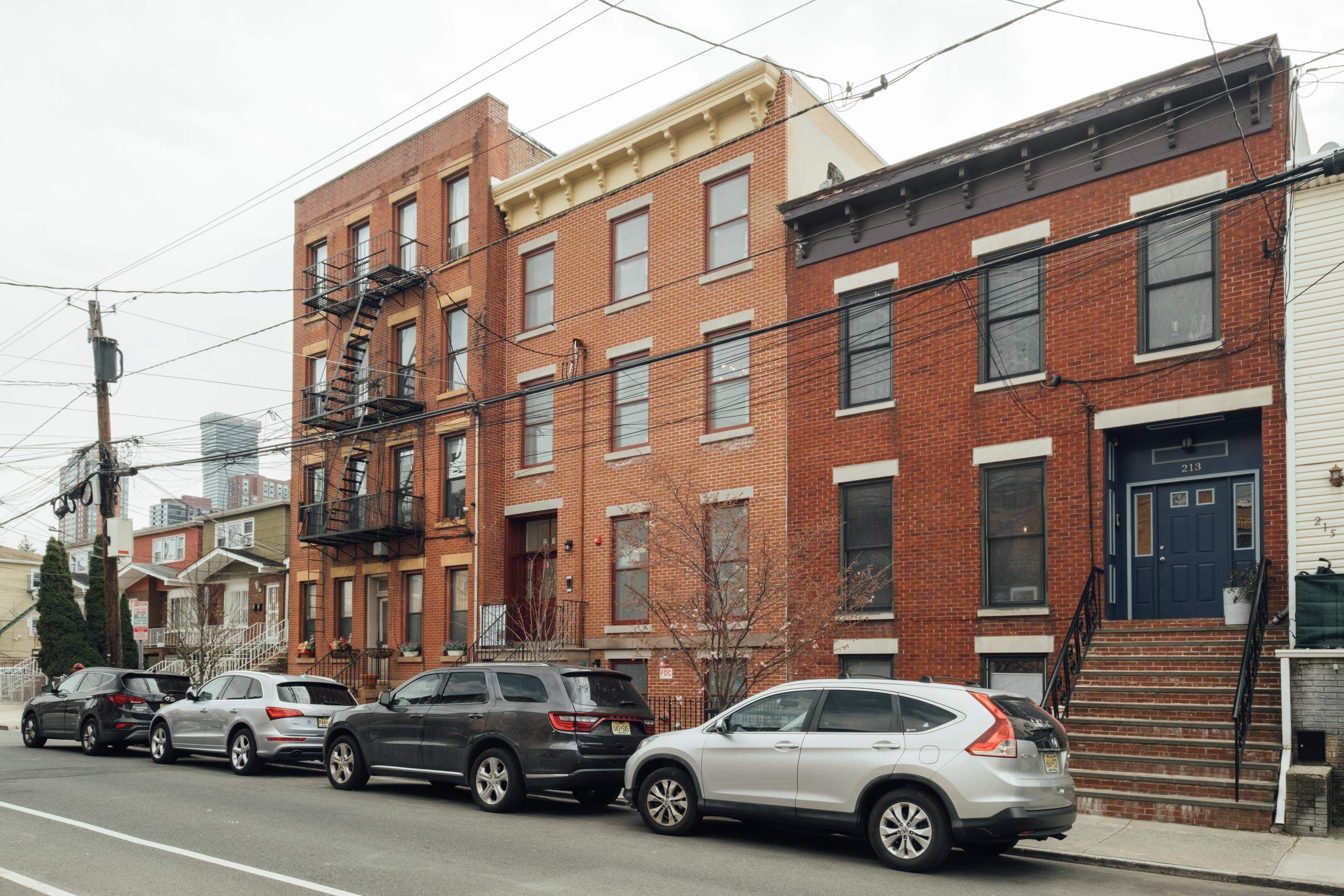 211 5TH ST Unit: 4