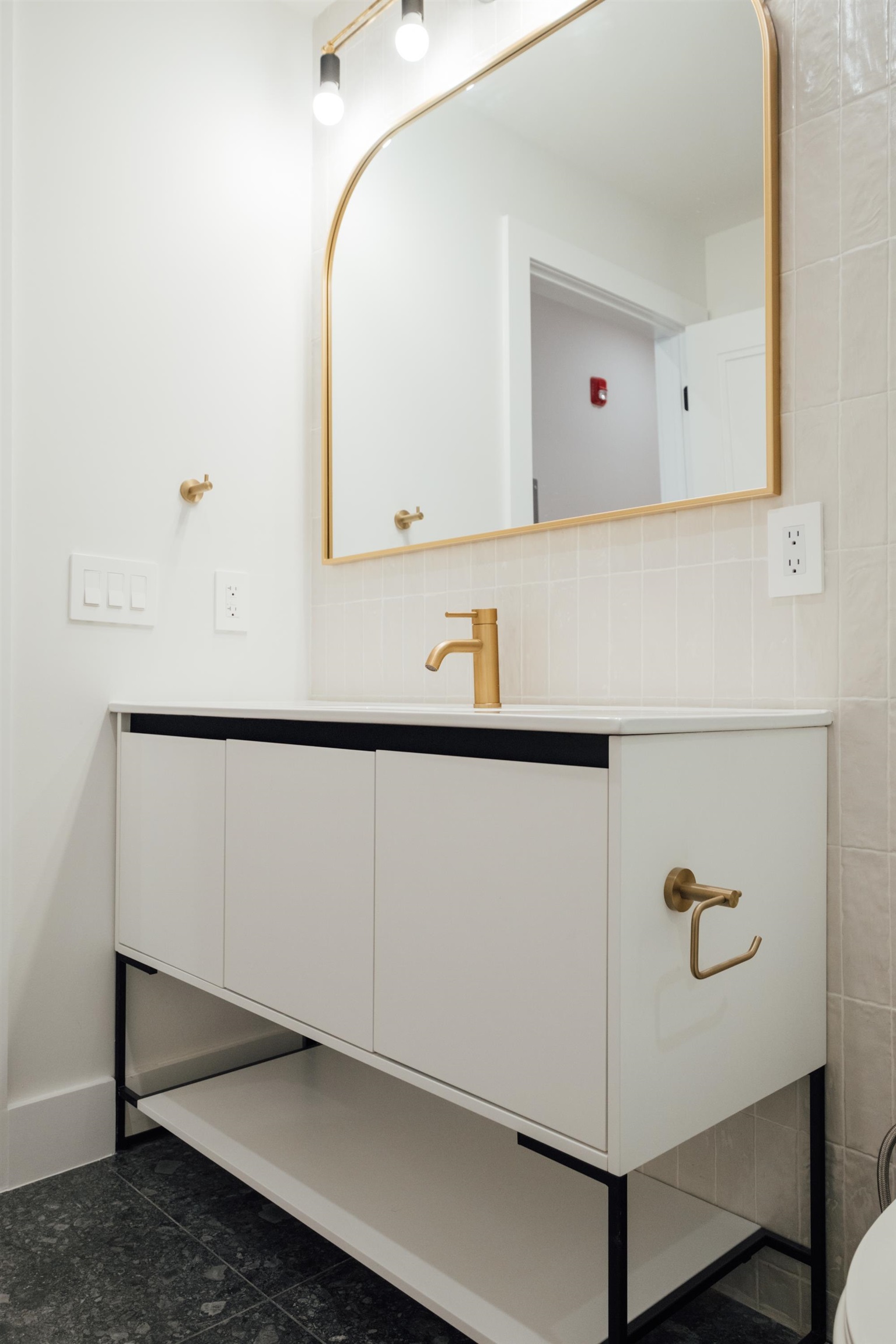 211 5TH ST Unit: 4