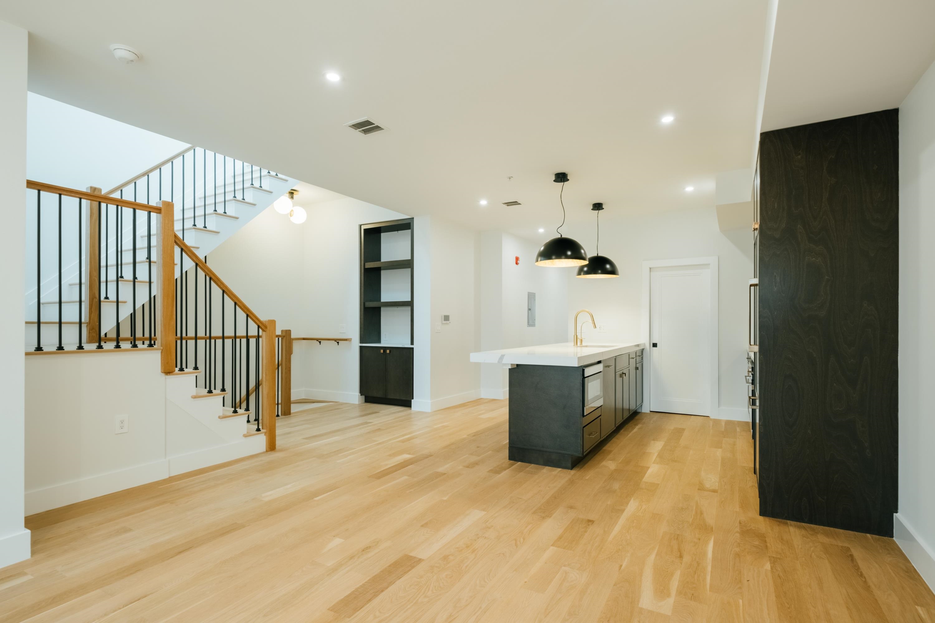 211 5TH ST Unit: 4