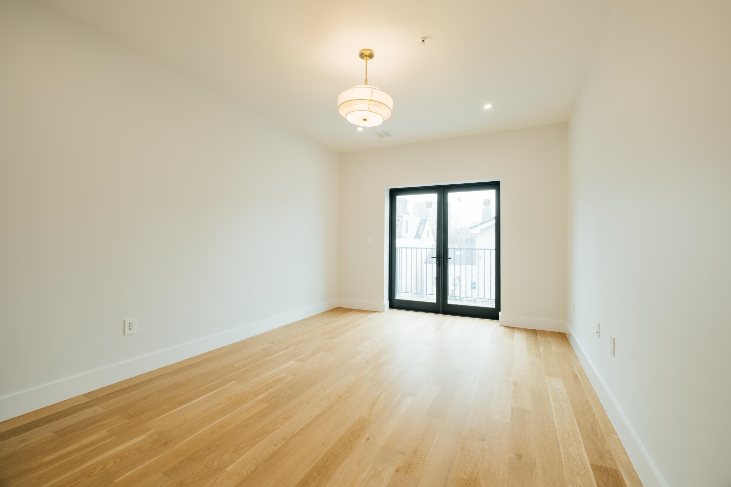 211 5TH ST Unit: 4
