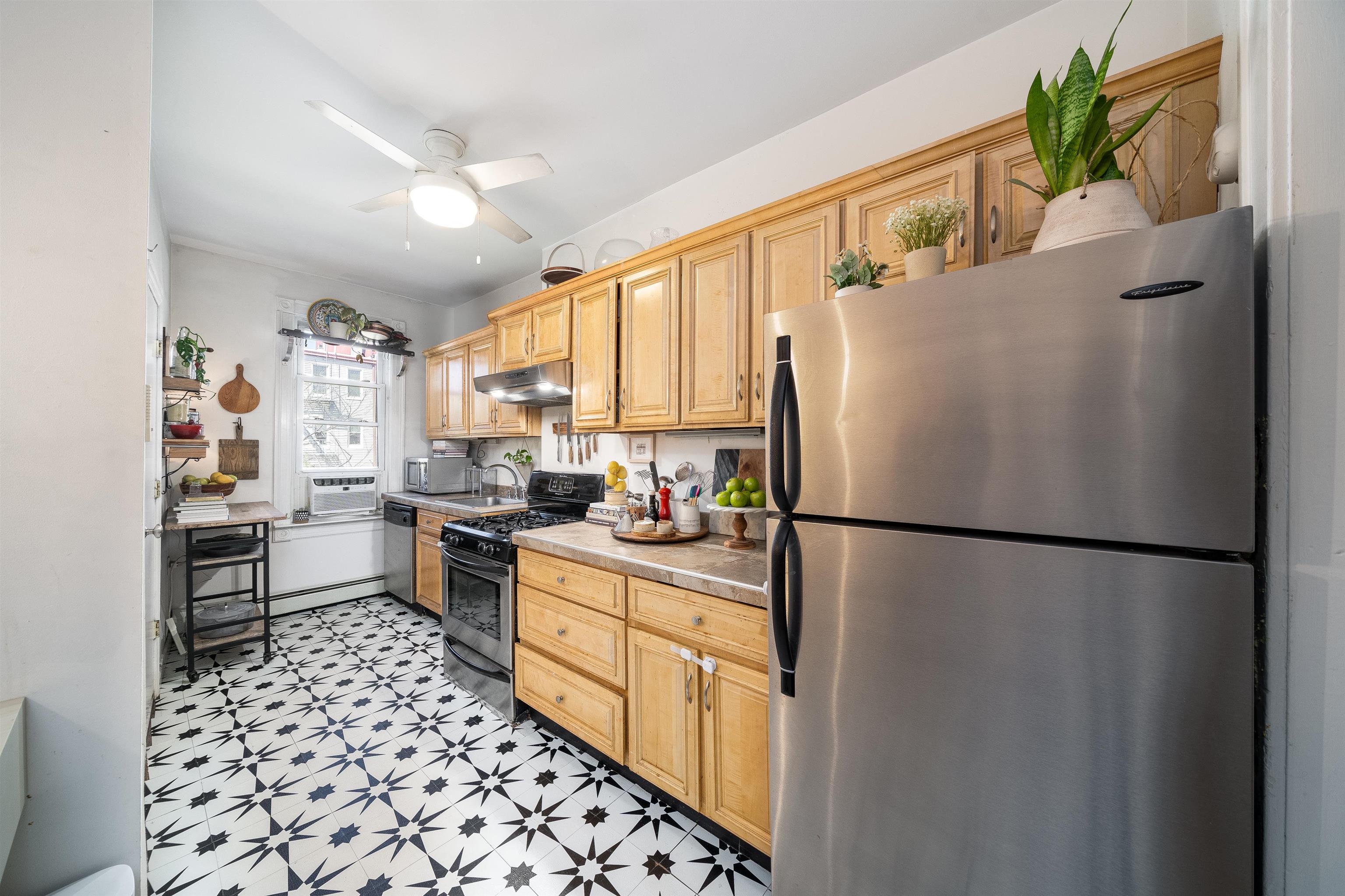 360 8TH ST Unit: 4