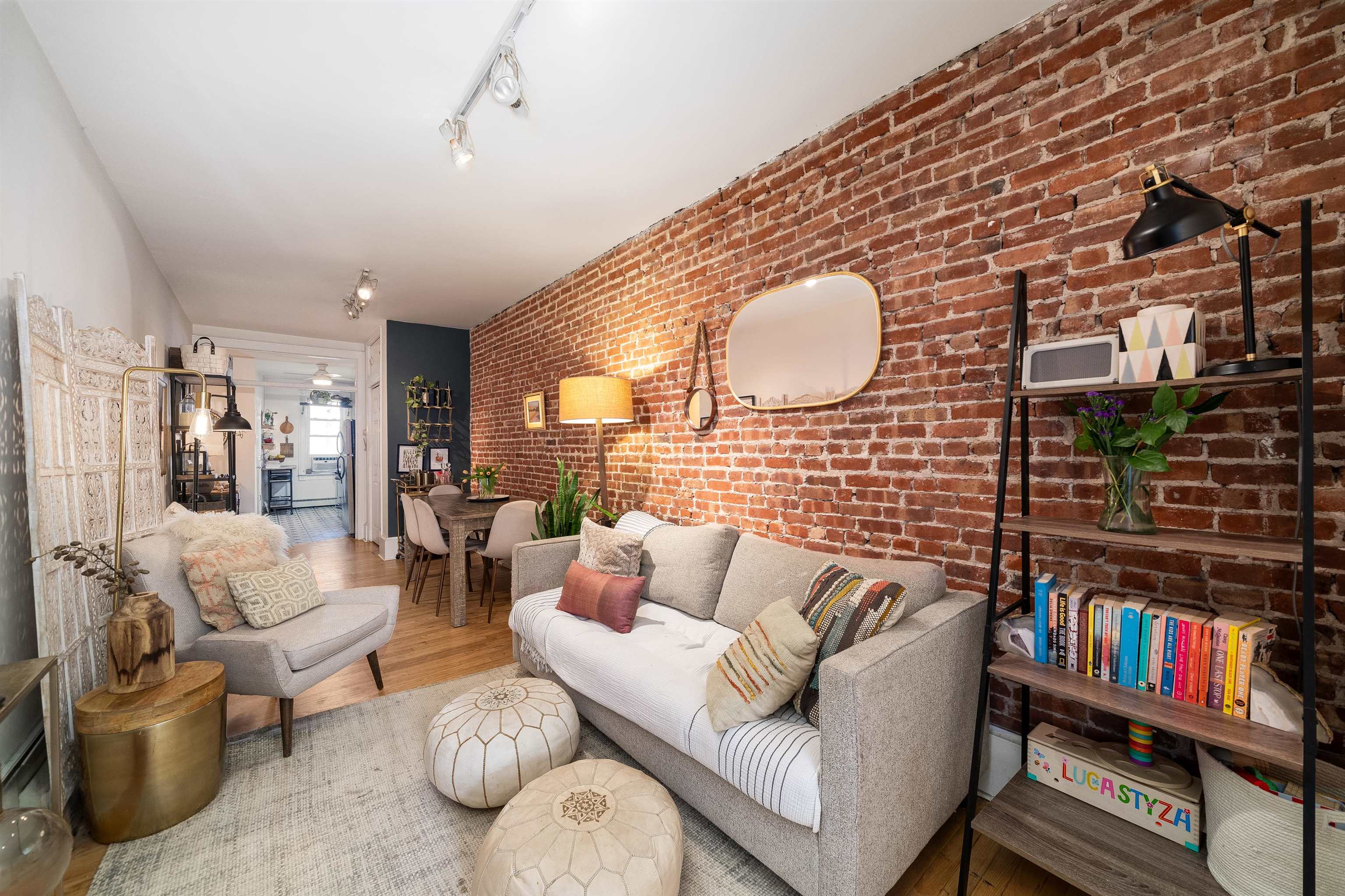 360 8TH ST Unit: 4