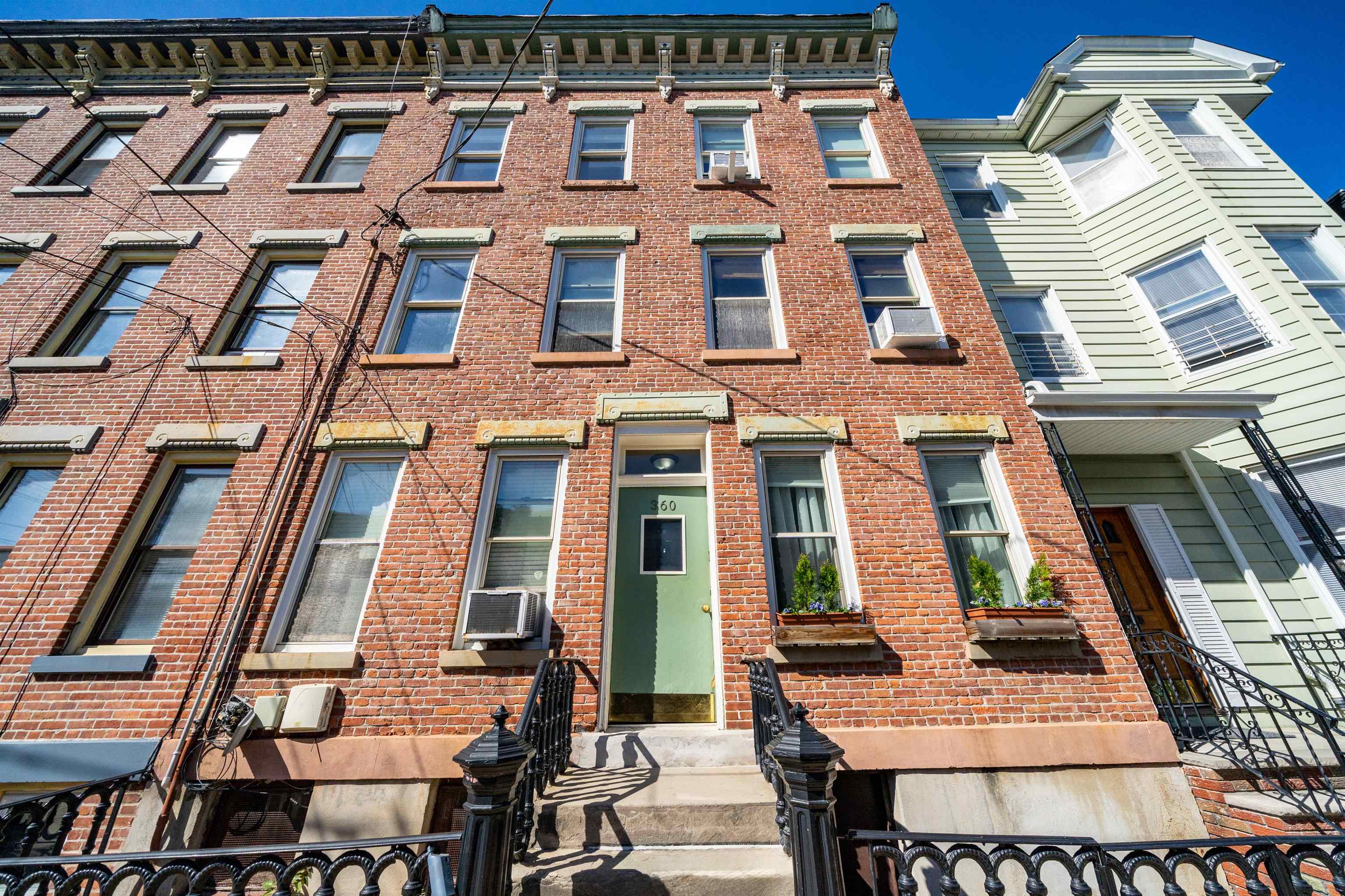 360 8TH ST Unit: 4