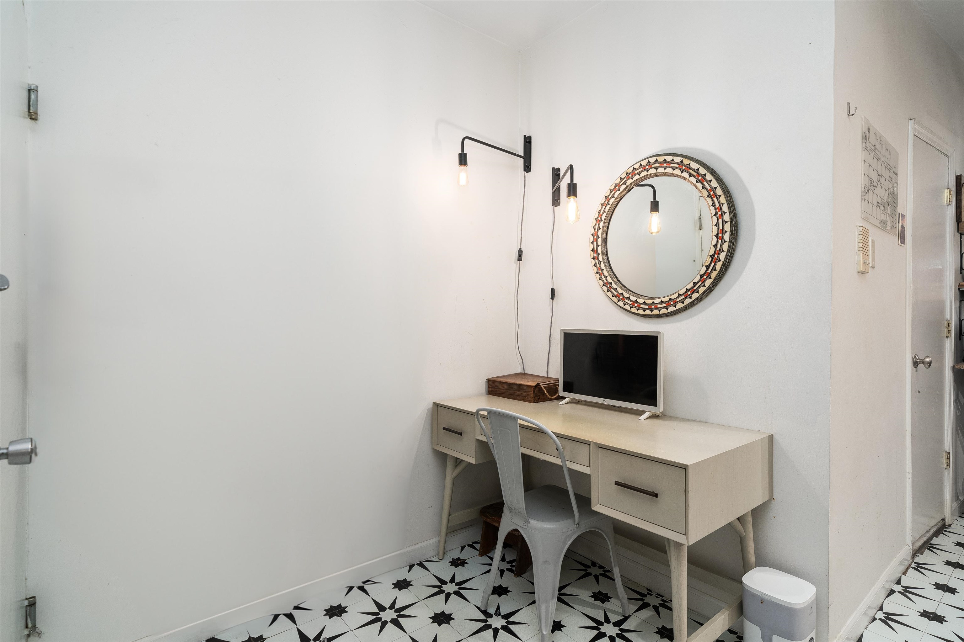360 8TH ST Unit: 4