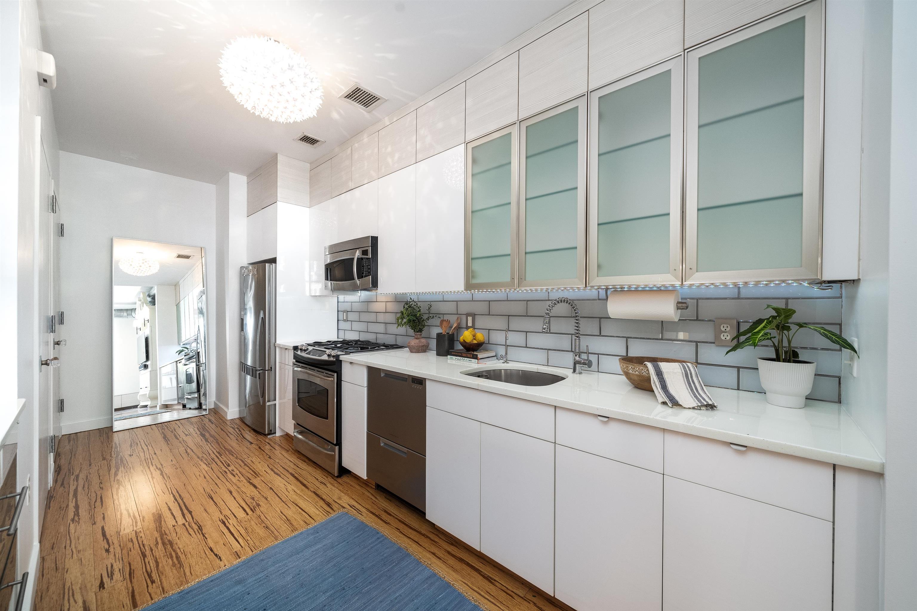232 PAVONIA AVE Unit: 323