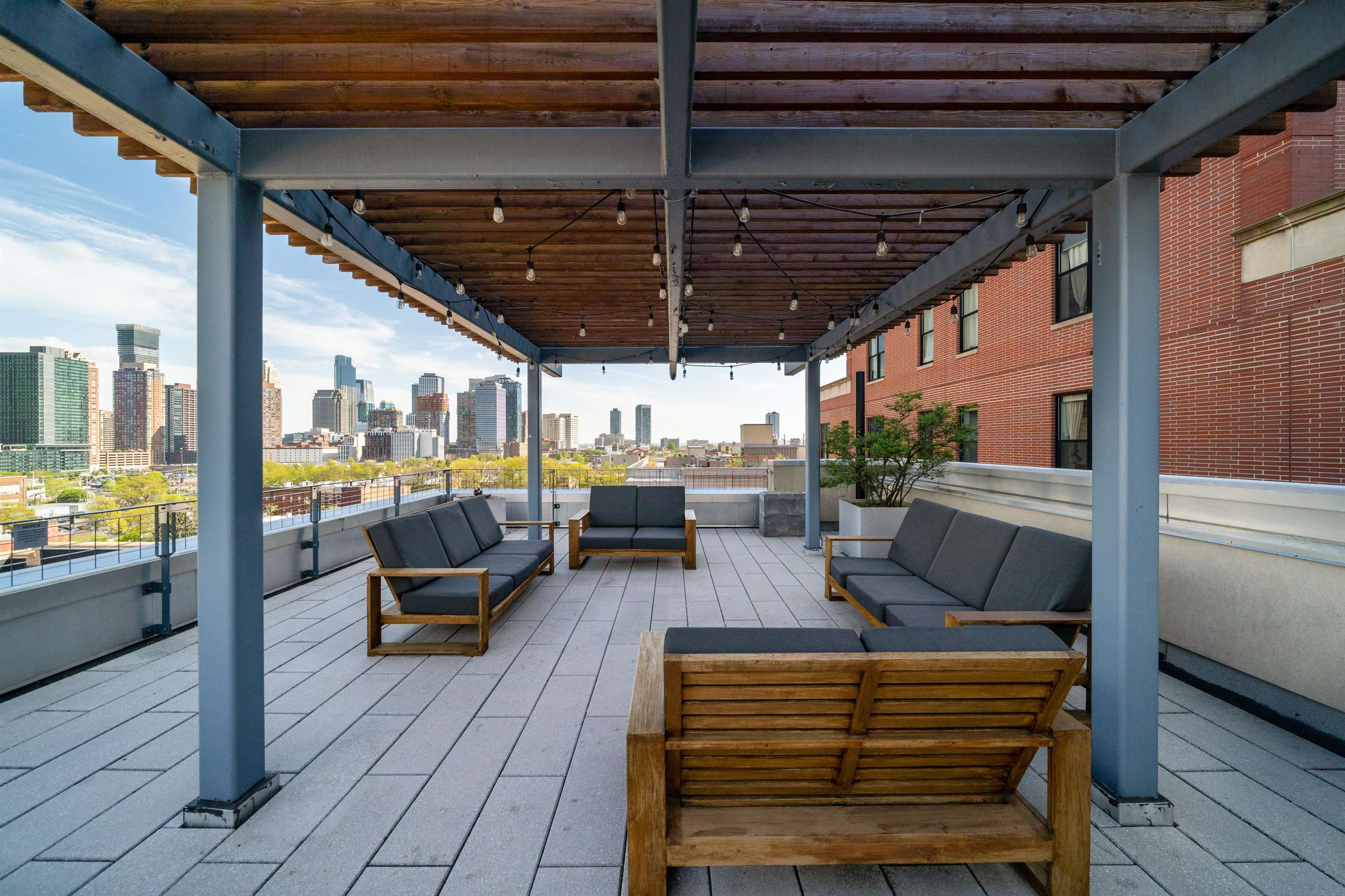 232 PAVONIA AVE Unit: 323