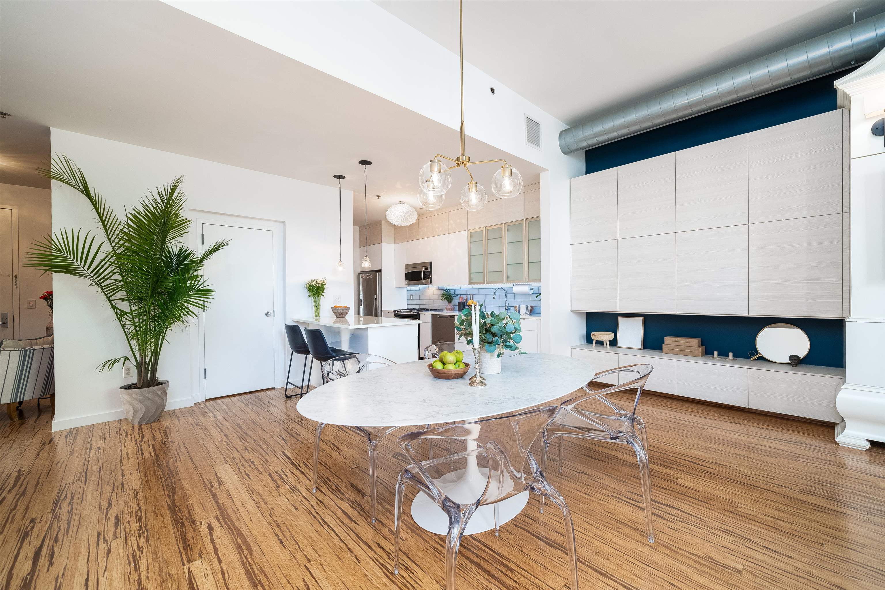232 PAVONIA AVE Unit: 323