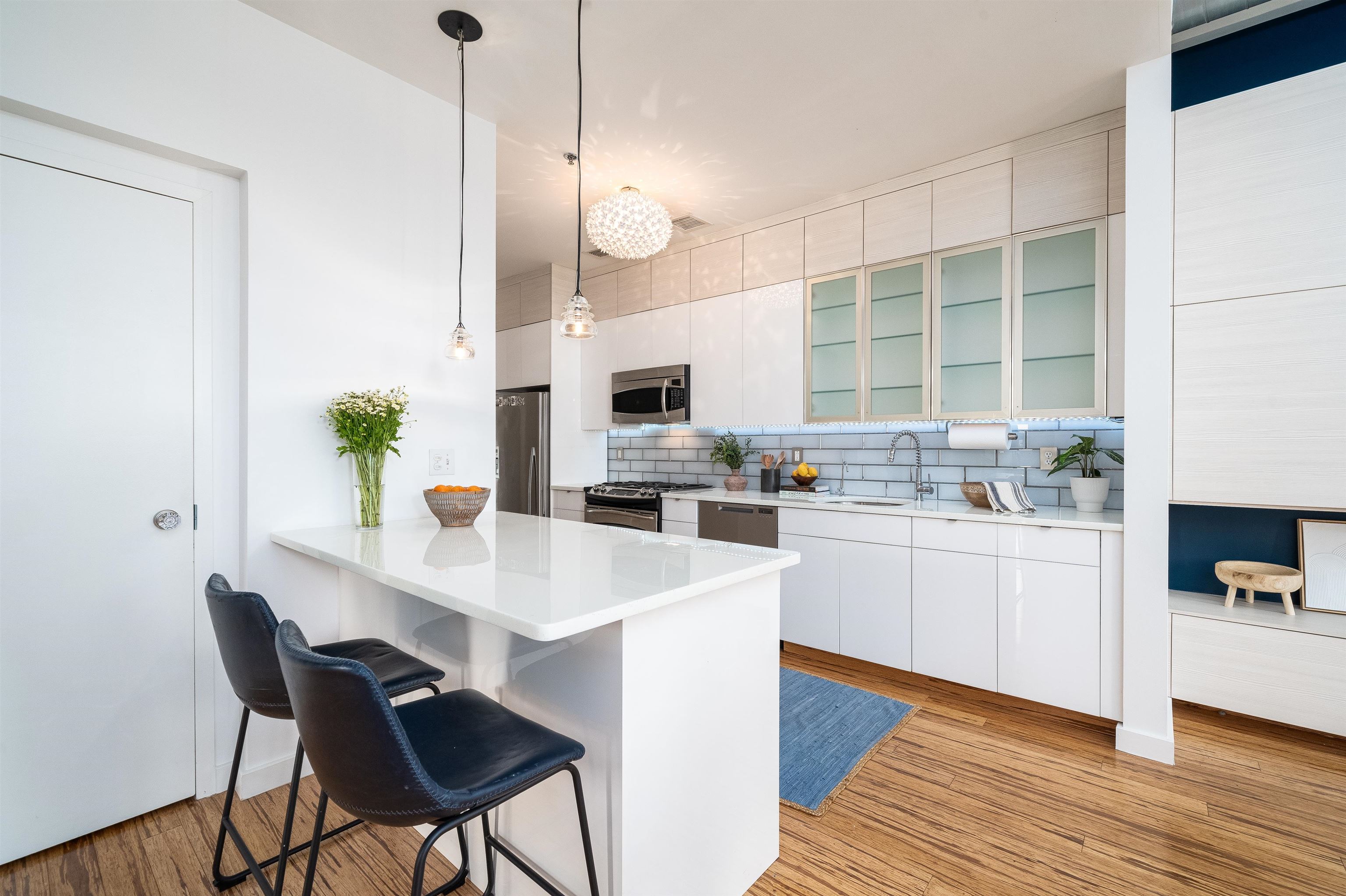 232 PAVONIA AVE Unit: 323