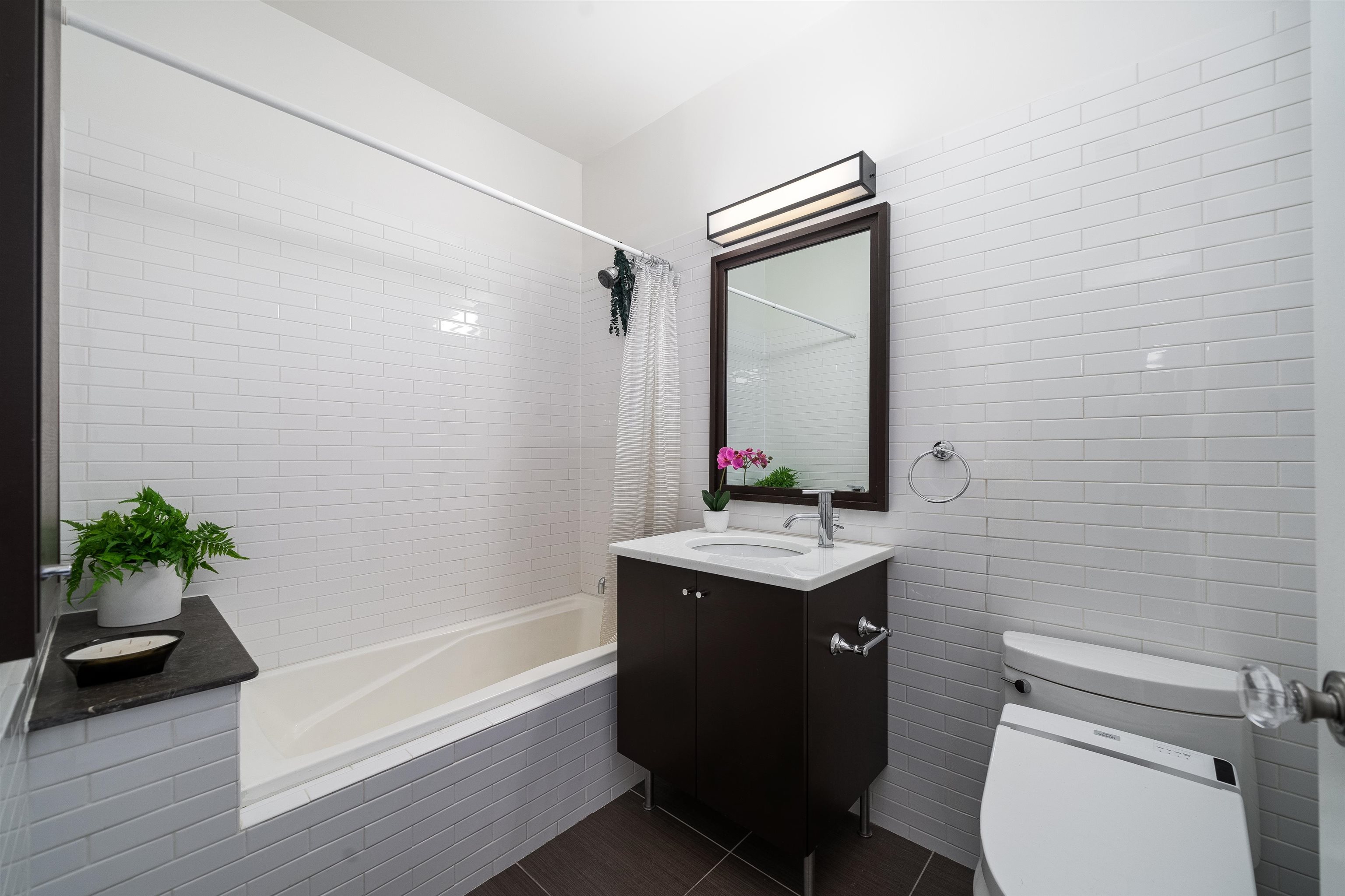 232 PAVONIA AVE Unit: 323