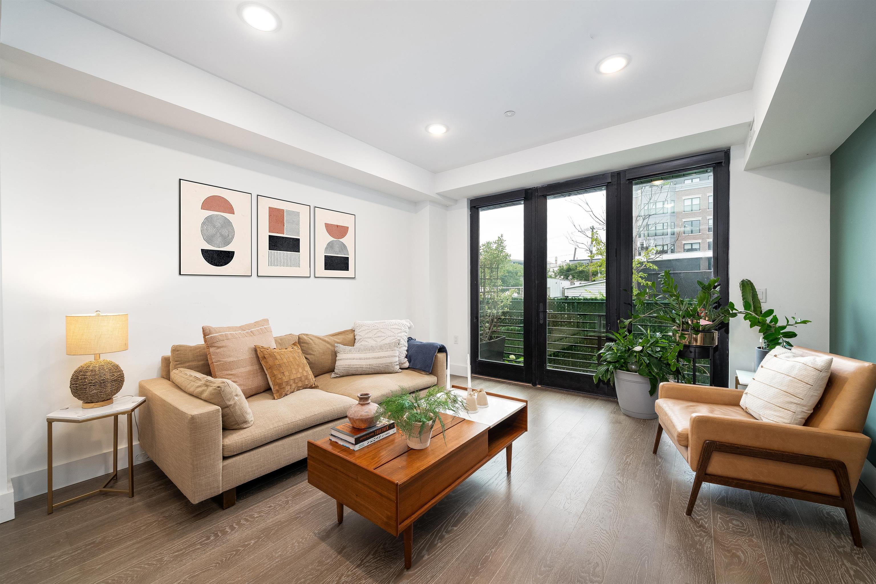 386 5TH ST Unit: 102