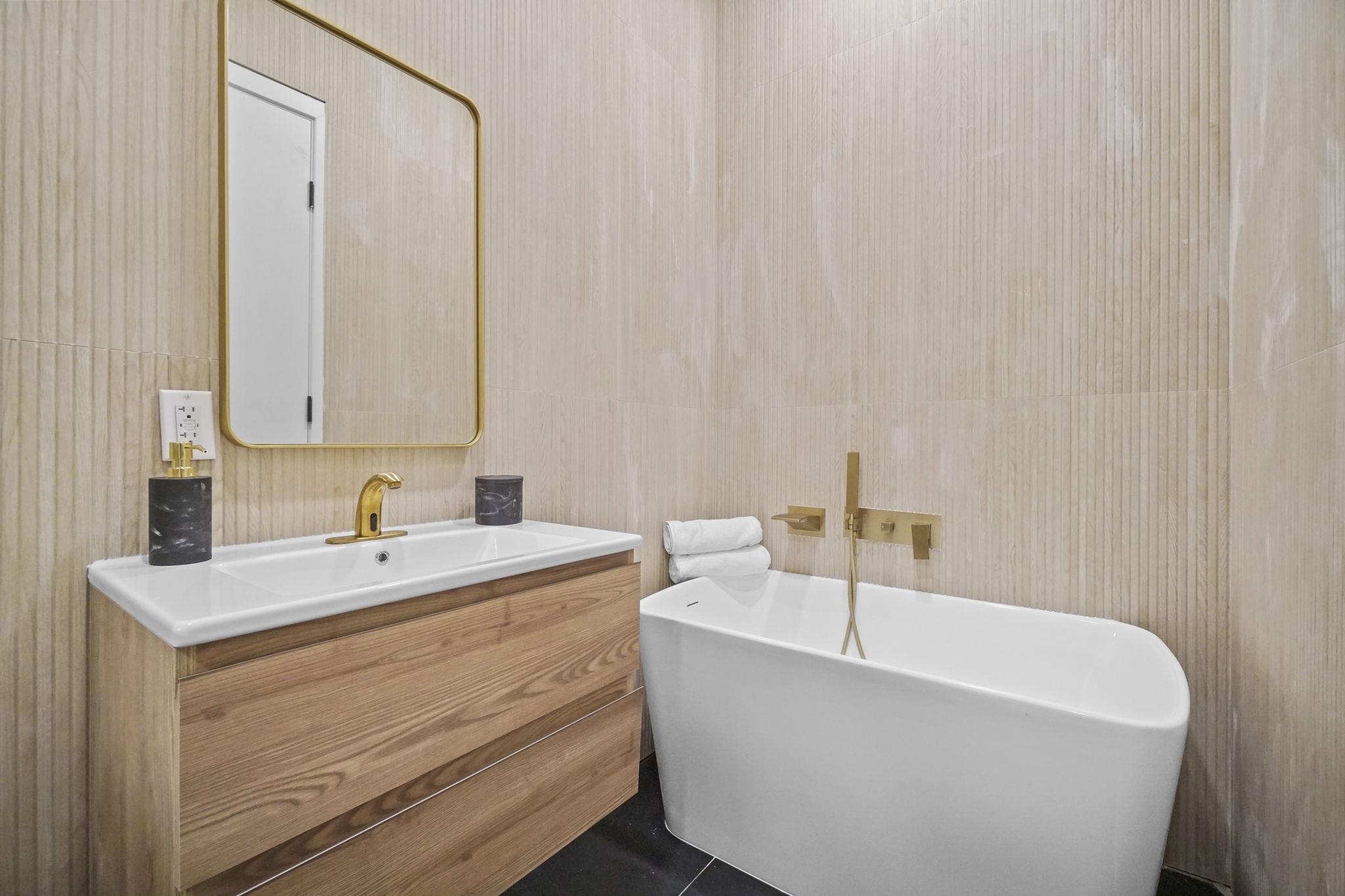 21 HIGHLAND AVE Unit: B
