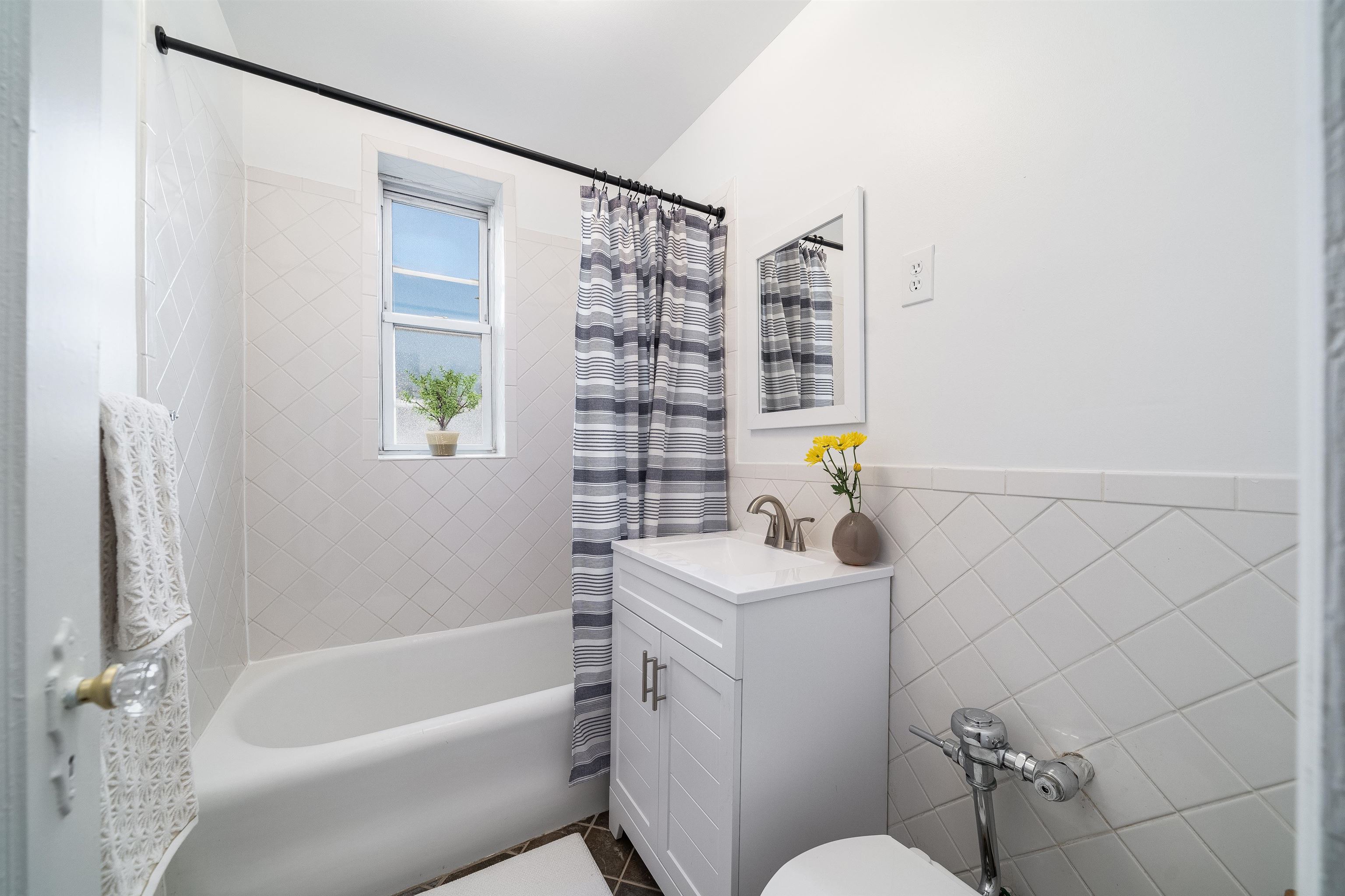 3726 PARK AVE Unit: D5