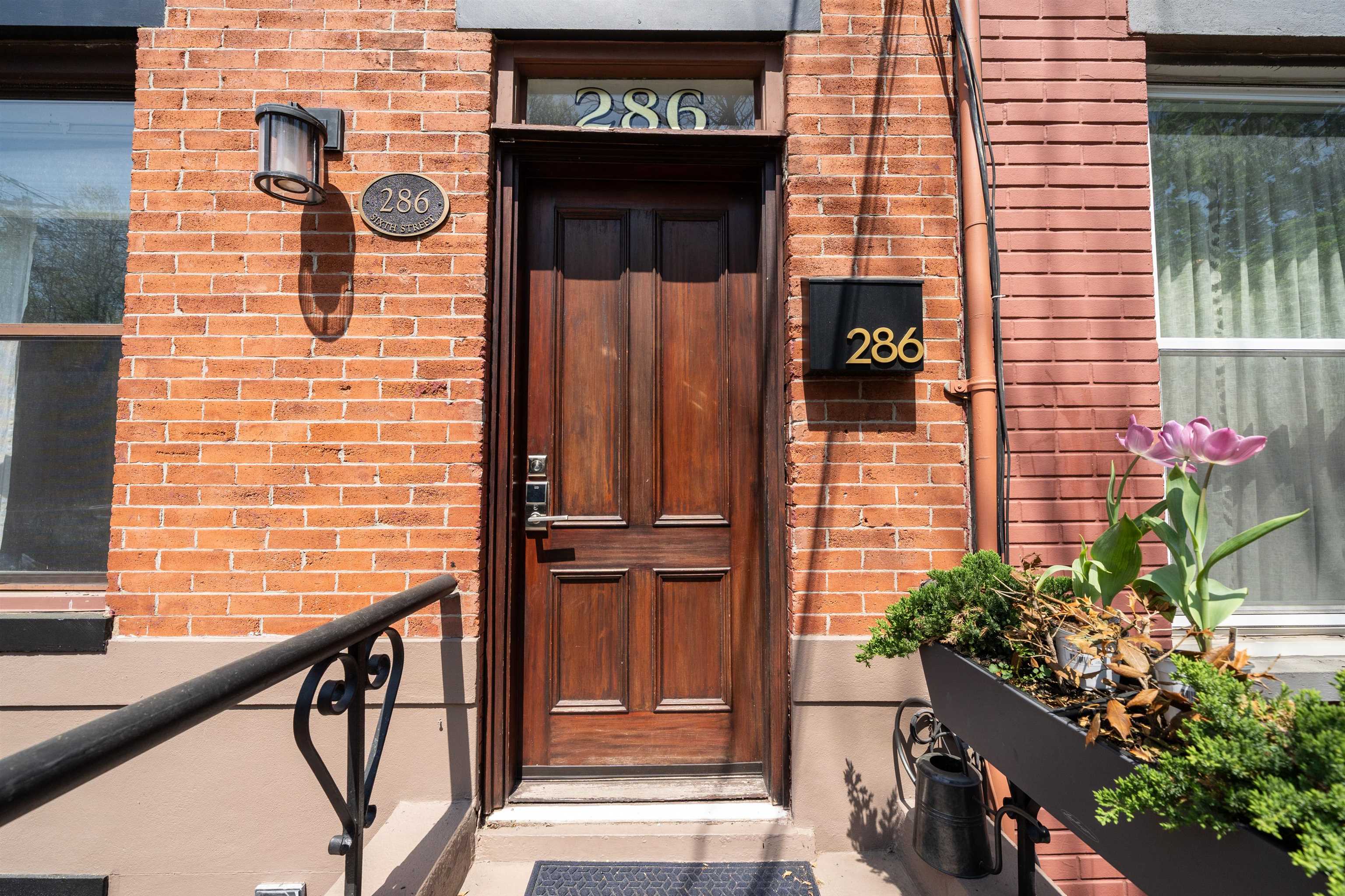 286 6TH ST