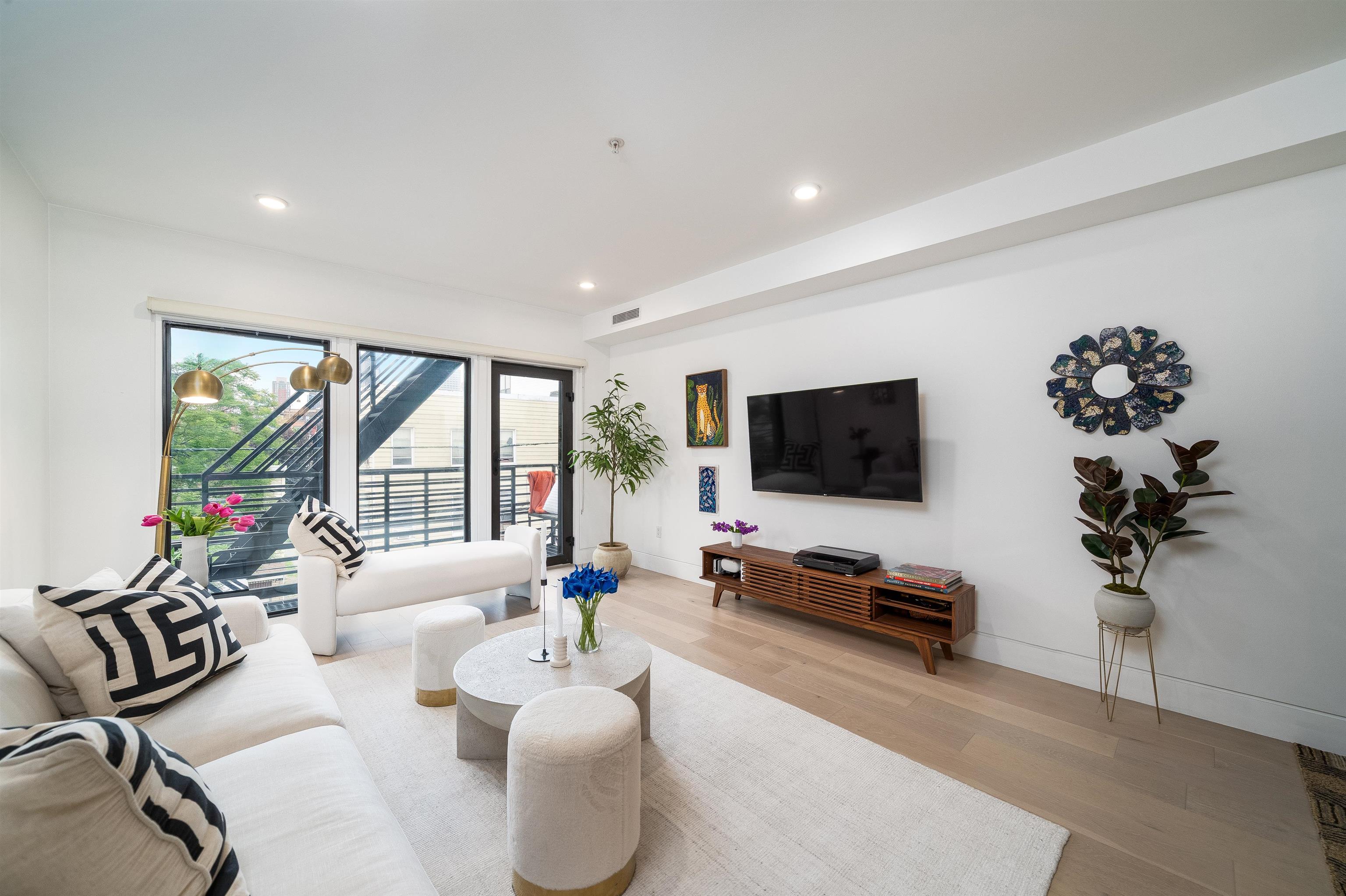 415 MONMOUTH ST Unit: 3
