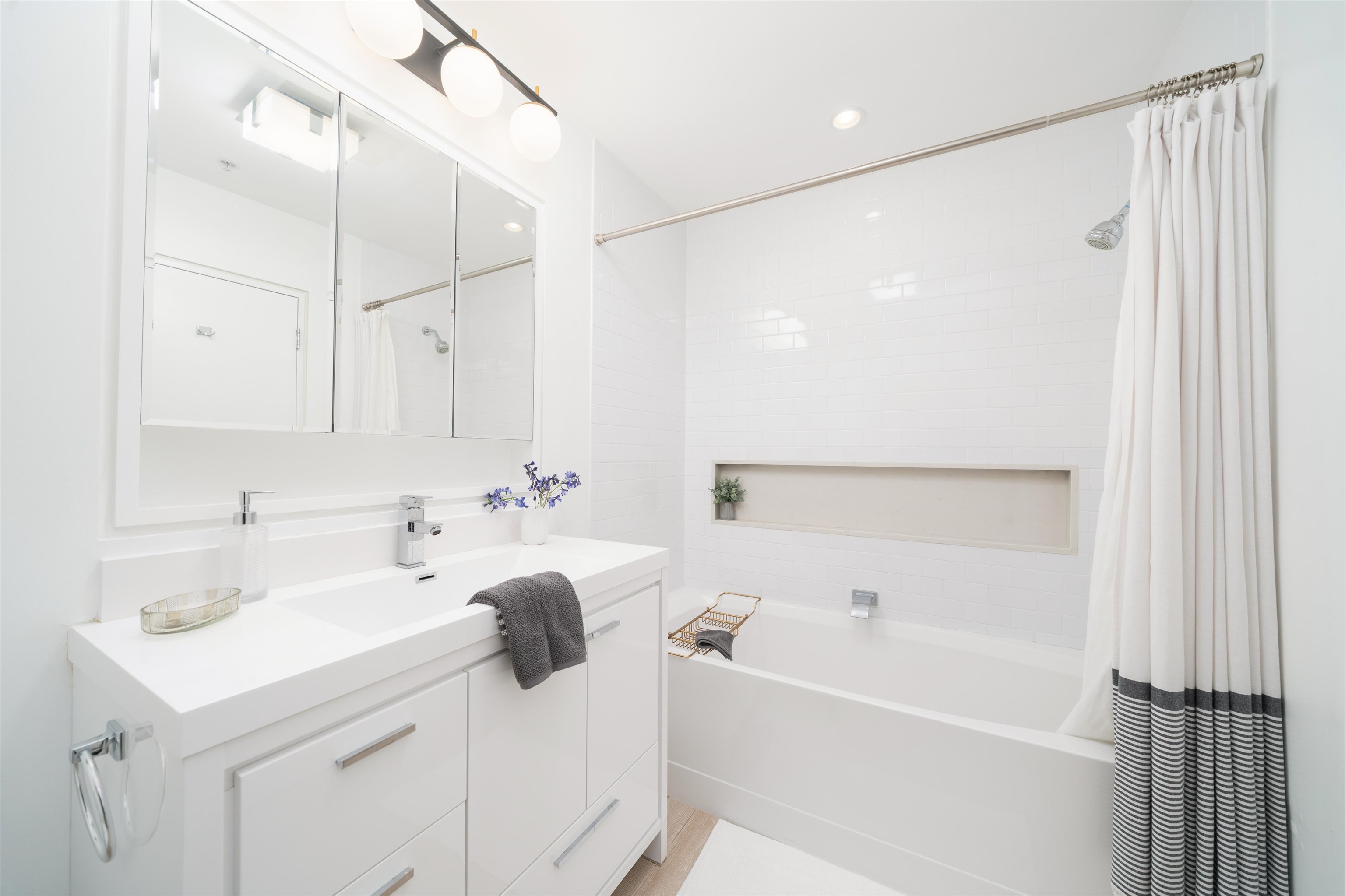 415 MONMOUTH ST Unit: 3