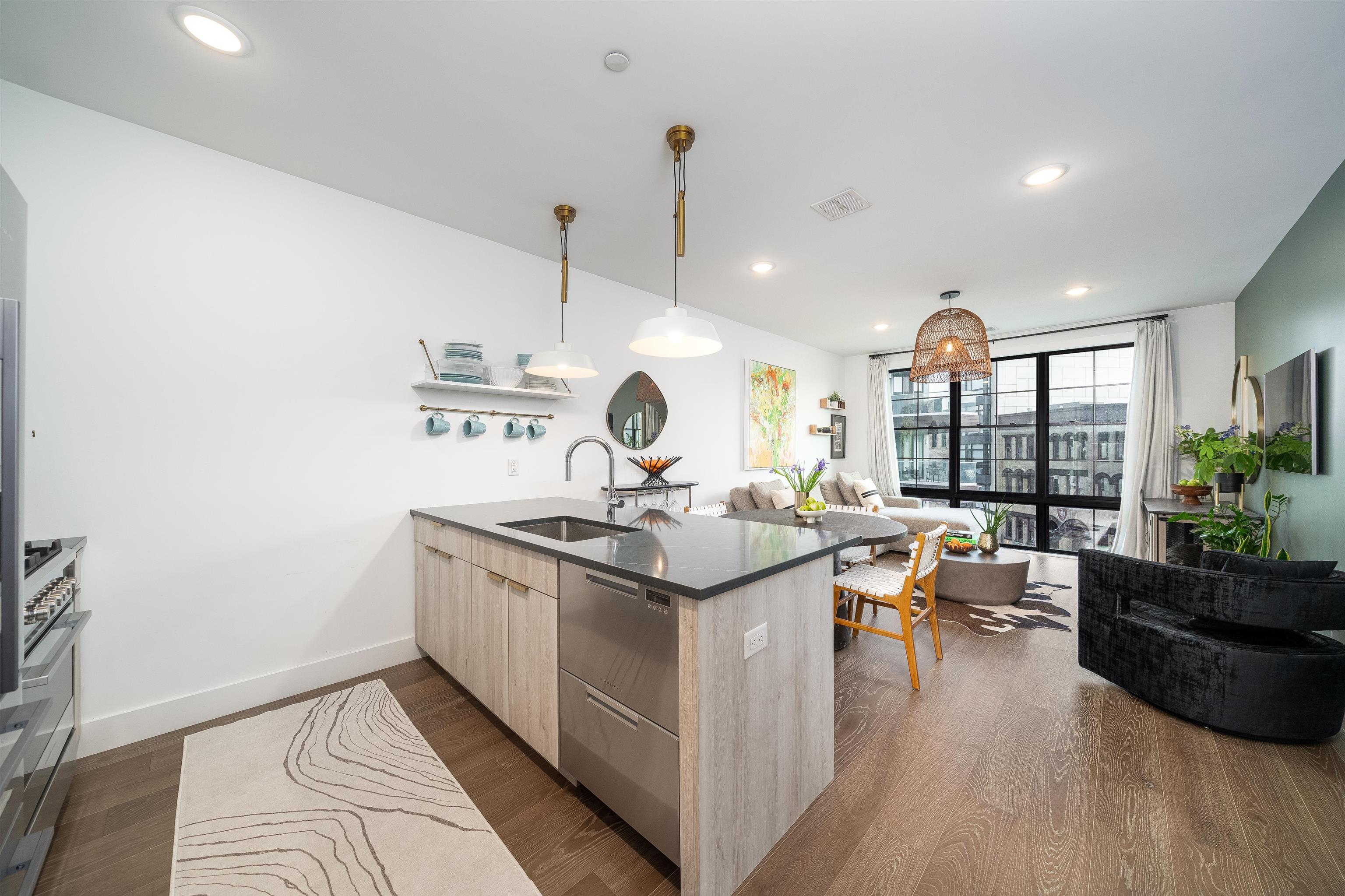 386 5TH ST Unit: 404