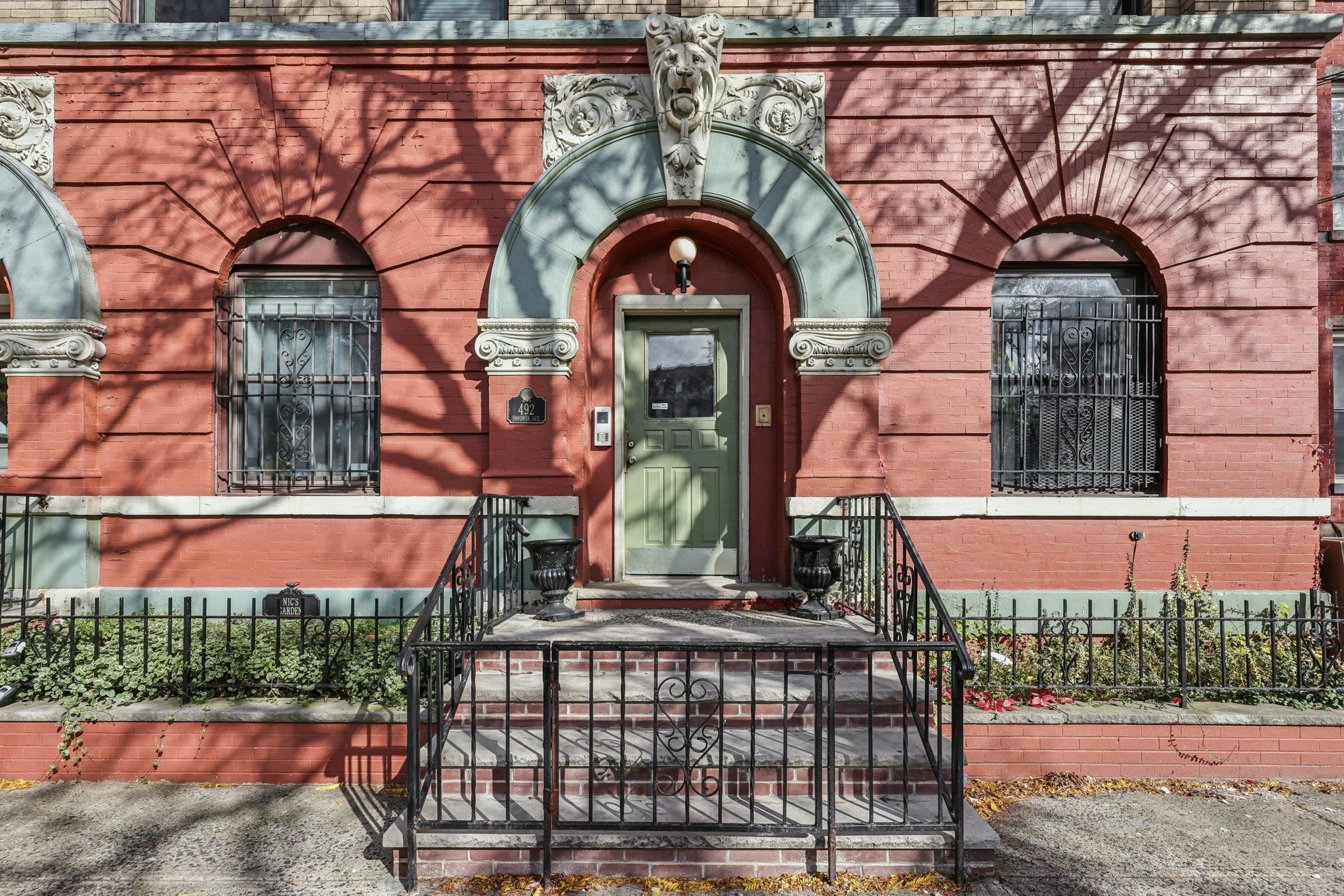 492 PAVONIA AVE Unit: Apt 3