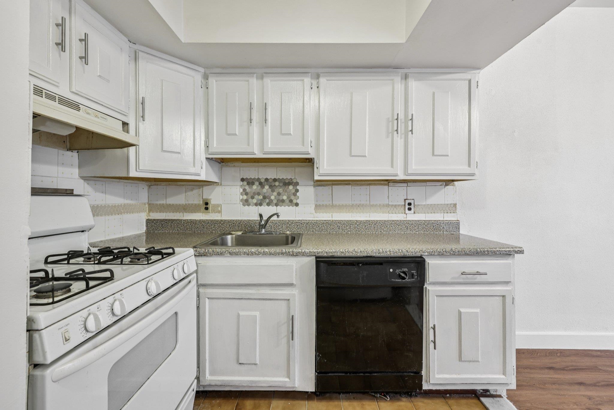 492 PAVONIA AVE Unit: Apt 3