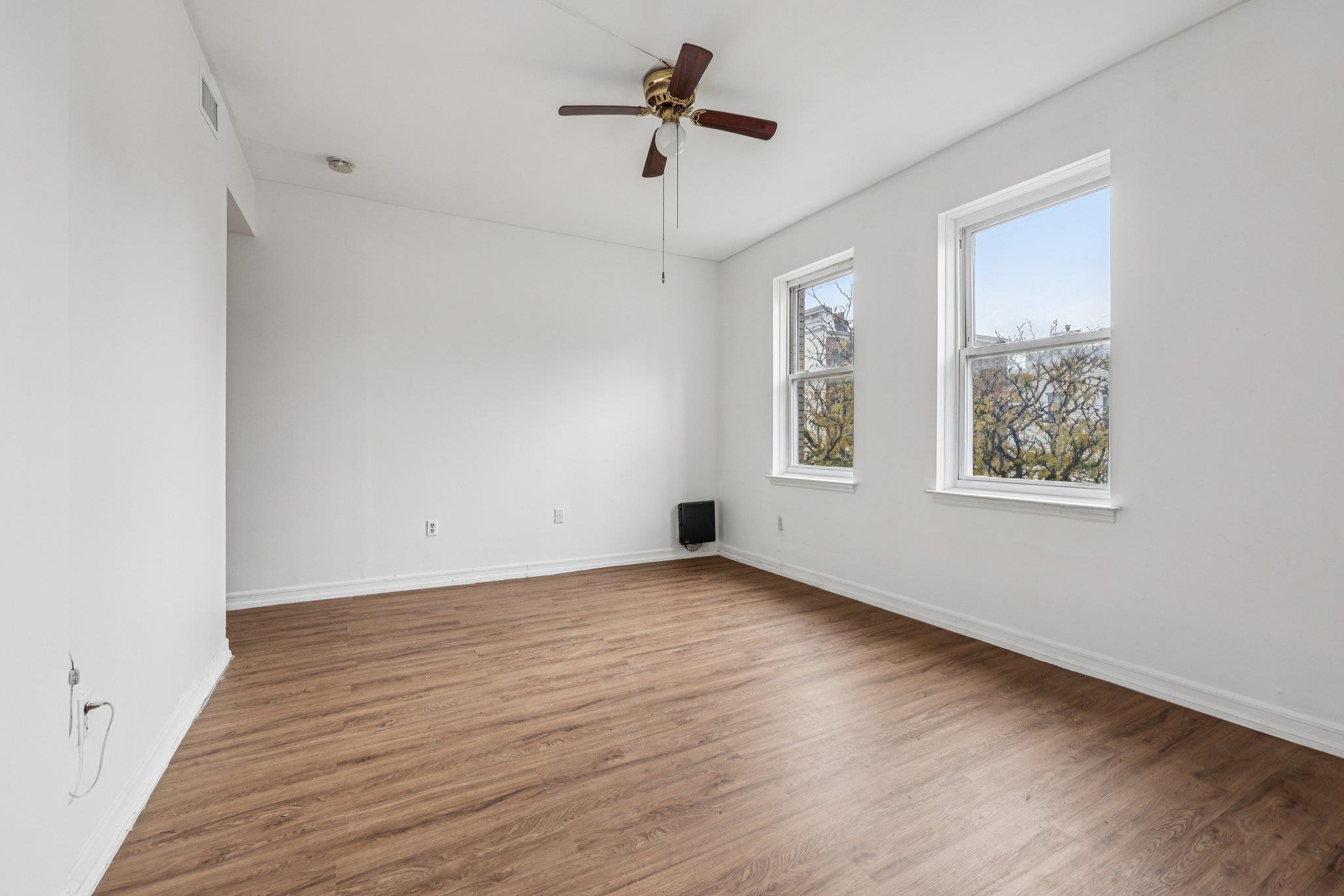 492 PAVONIA AVE Unit: Apt 3